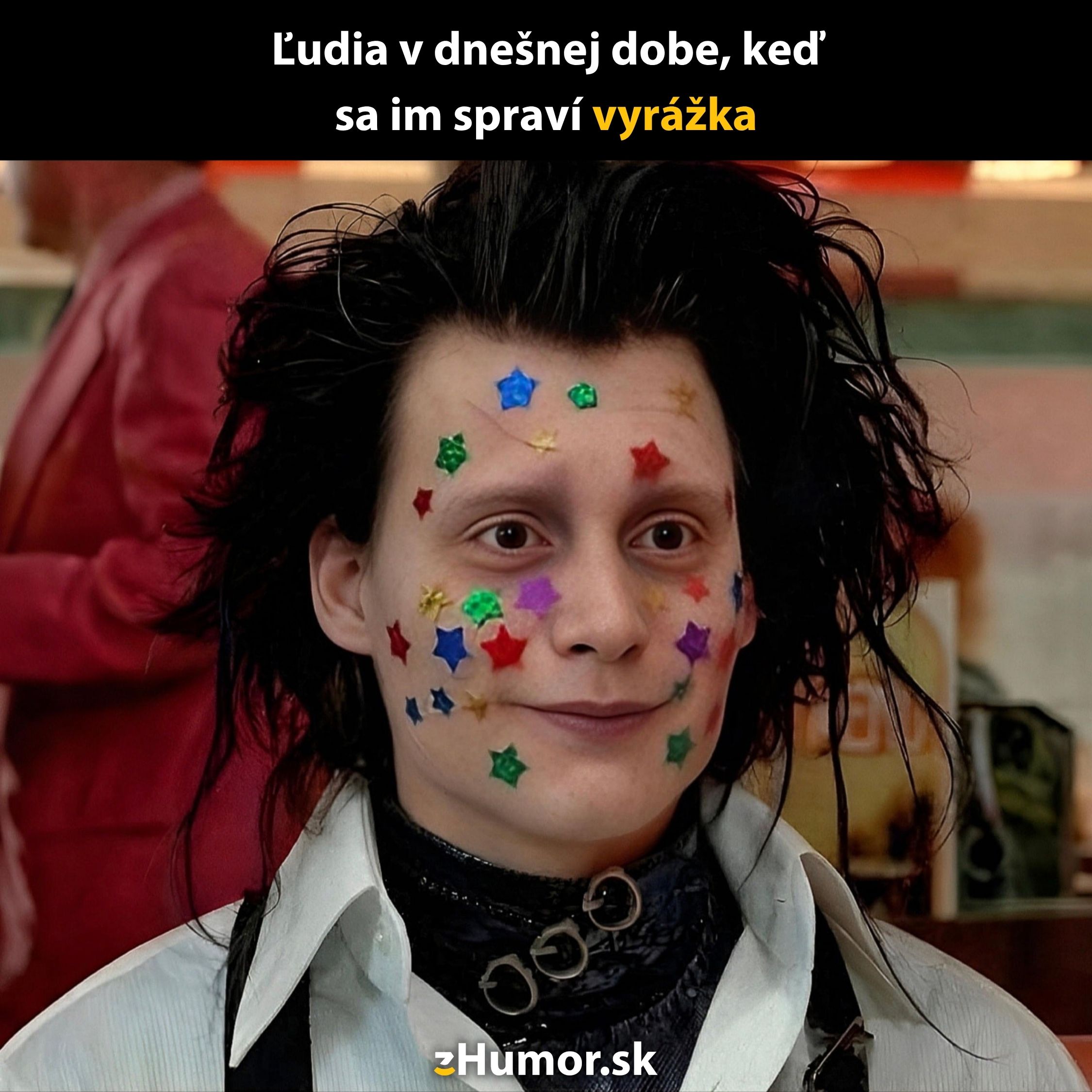 Osoba s farebnými hviezdičkami na tvári a vtipným výrazom, text: Ľudia v dnešnej dobe, keď sa im spraví vyrážka.
