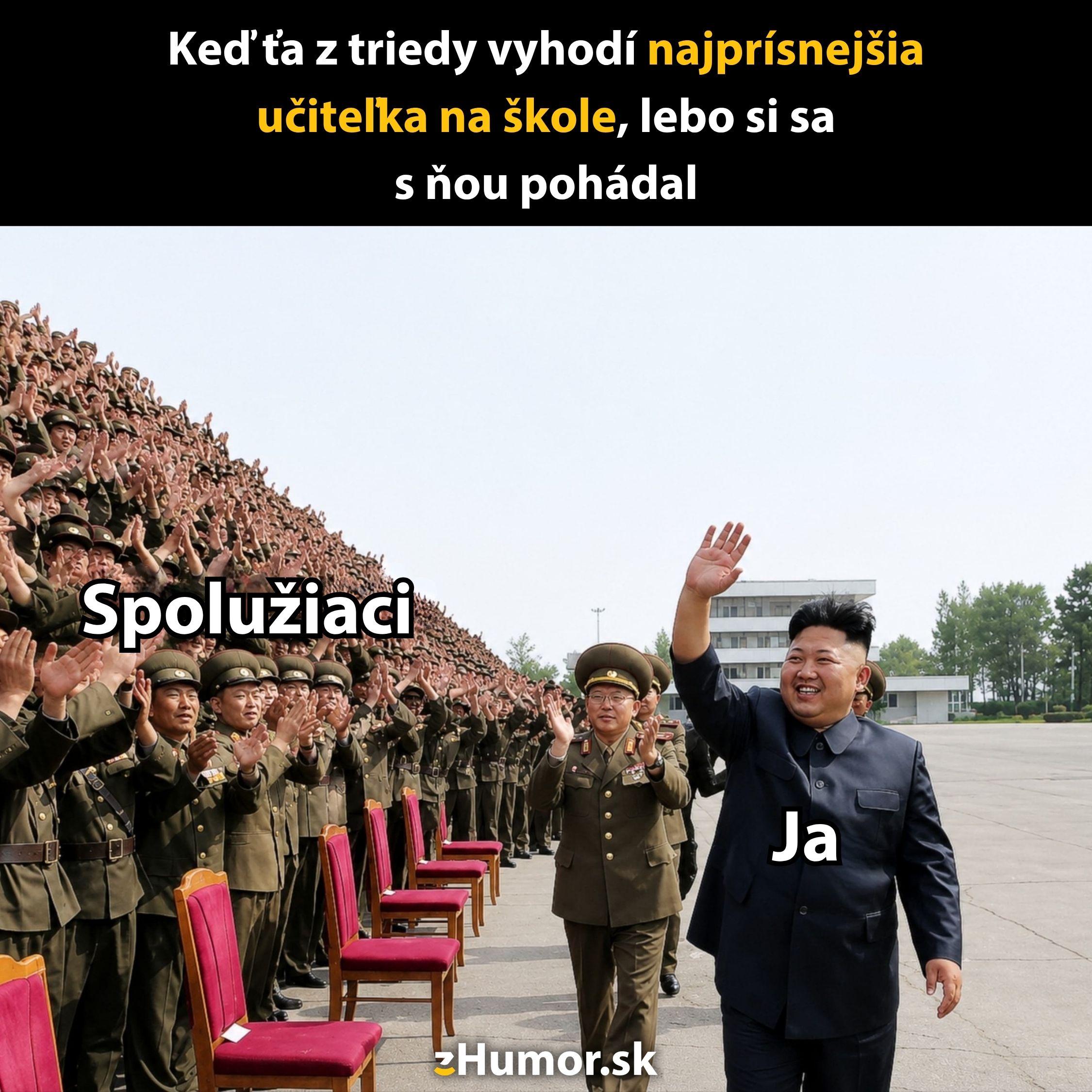 Muž v obleku s úsmevom máva pred vojakmi na tribúne, titulky naznačujú školskú situáciu.