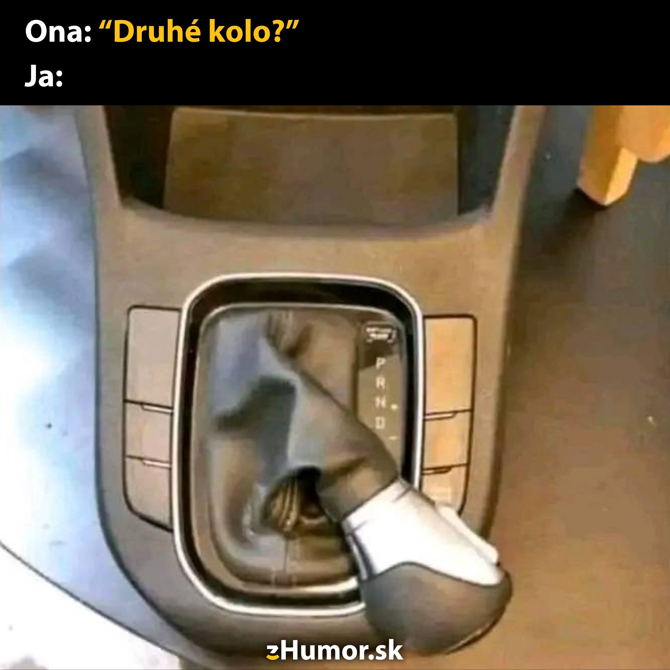 Rýchlostná páka auta vtipne zobrazená ako unavená ponožka. Text: Ona: 'Druhé kolo?' Ja:.