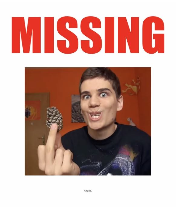 Obrázok osoby držiacej šišku s nápisom MISSING nad hlavou v oranžovej miestnosti.