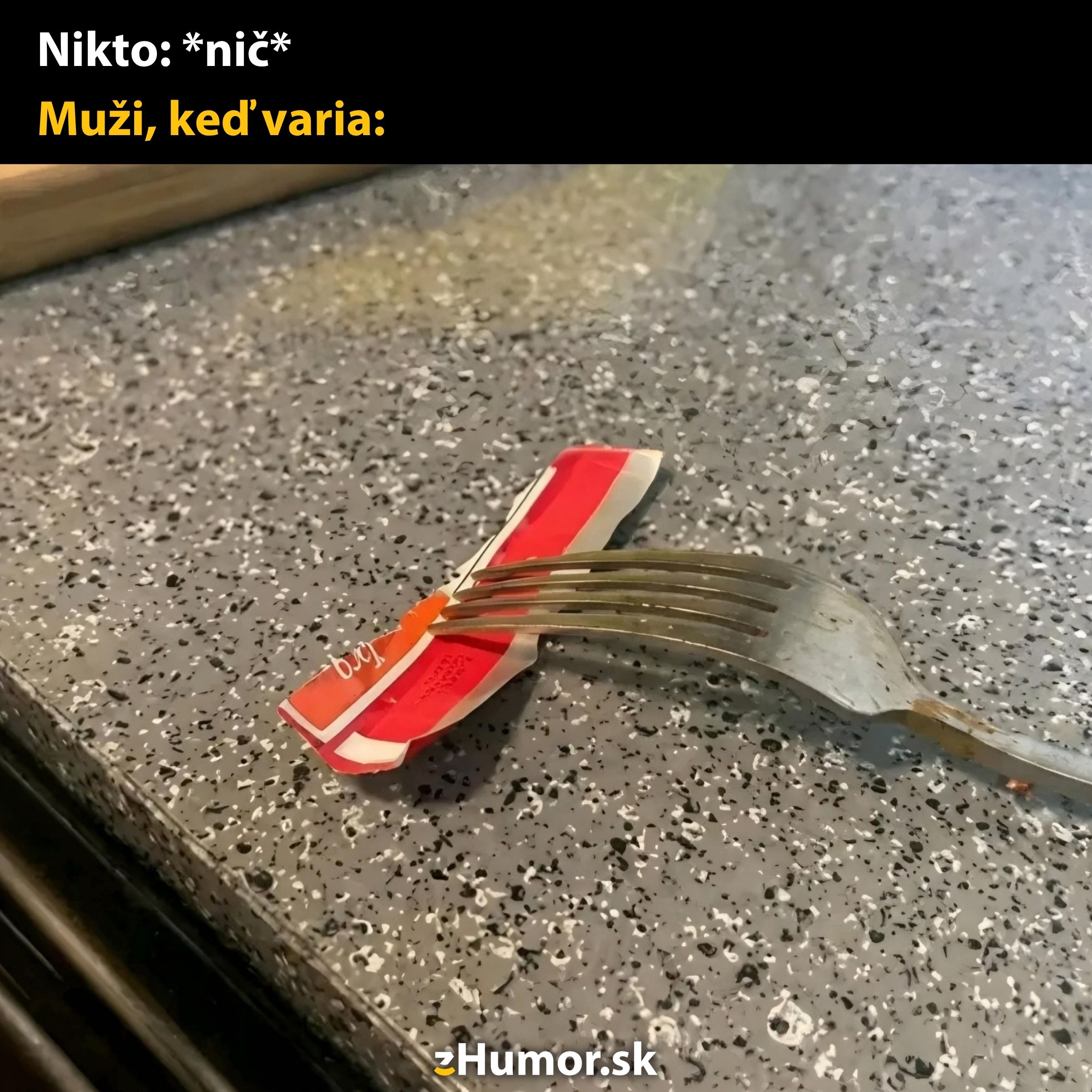 Vidlička opretá o balenie korenia na kuchynskej doske, humorný pohľad na varenie.