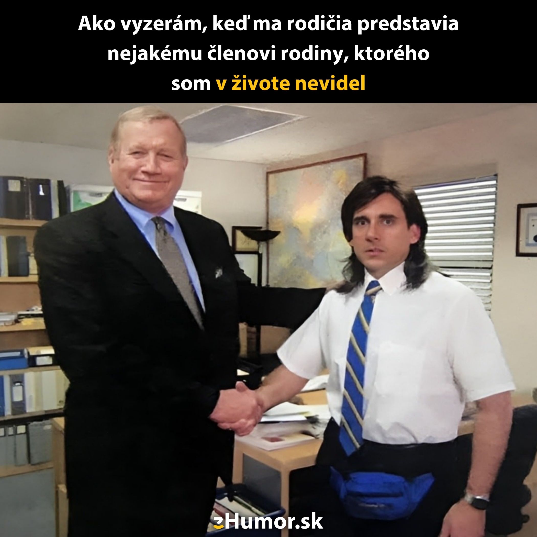 Dvaja muži si podávajú ruky v kancelárii, jeden v obleku, druhý s výrazom prekvapenia.
