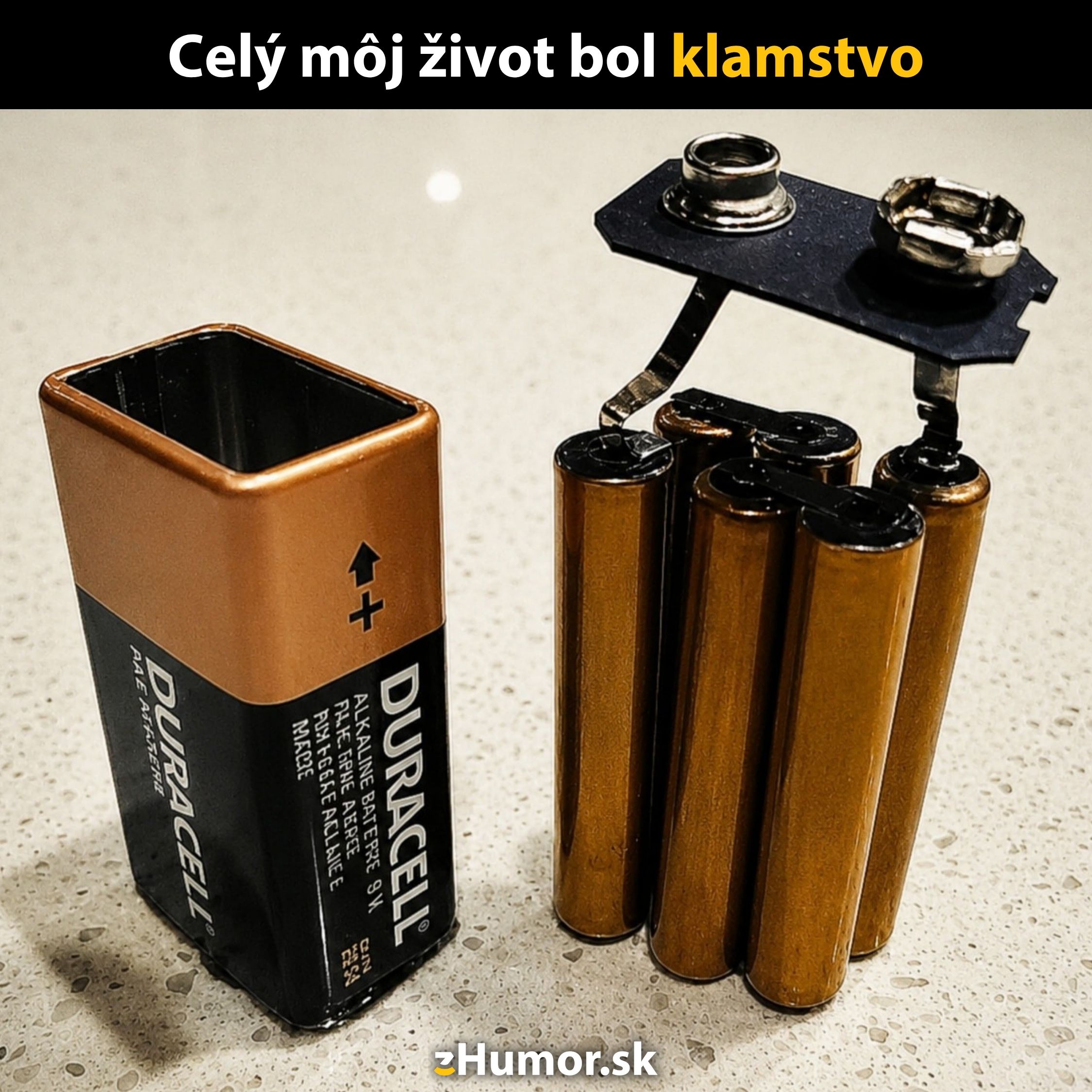 Otvorená 9V batéria odhaľuje menšie články vo vnútri, s textom Celý môj život bol klamstvo.