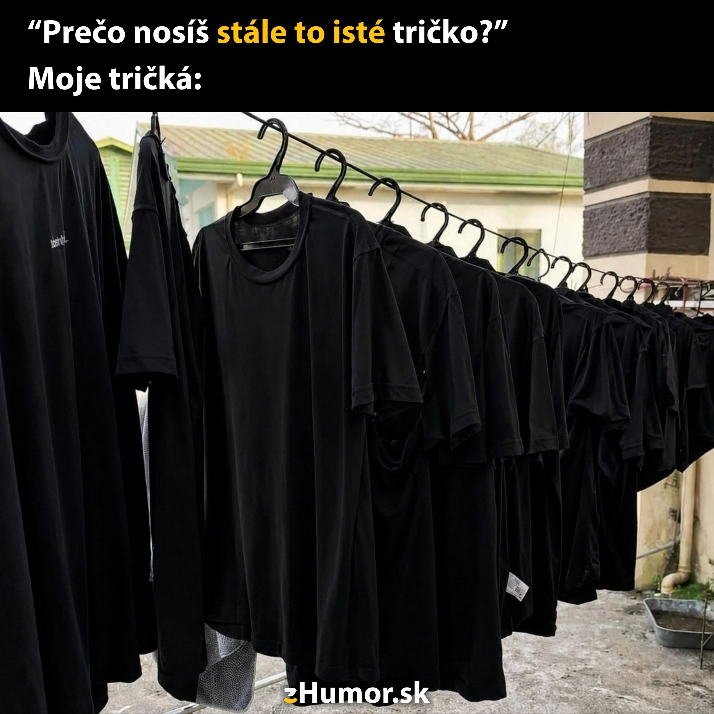 Čierne tričká zavesené na šnúre, s textom Prečo nosíš stále to isté tričko? naznačujú uniformitu šatníka.