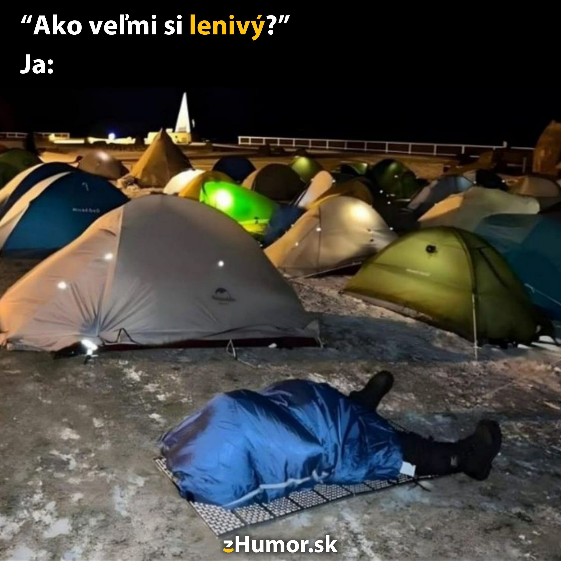 Kempovanie v zime: osoba spí vonku pred stanom v spacáku pod hviezdnou oblohou.
