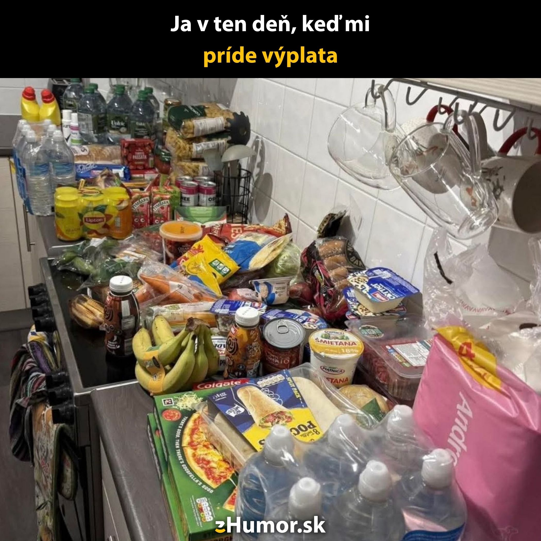 Kuchynská linka preplnená rôznorodými potravinami po veľkom nákupe.