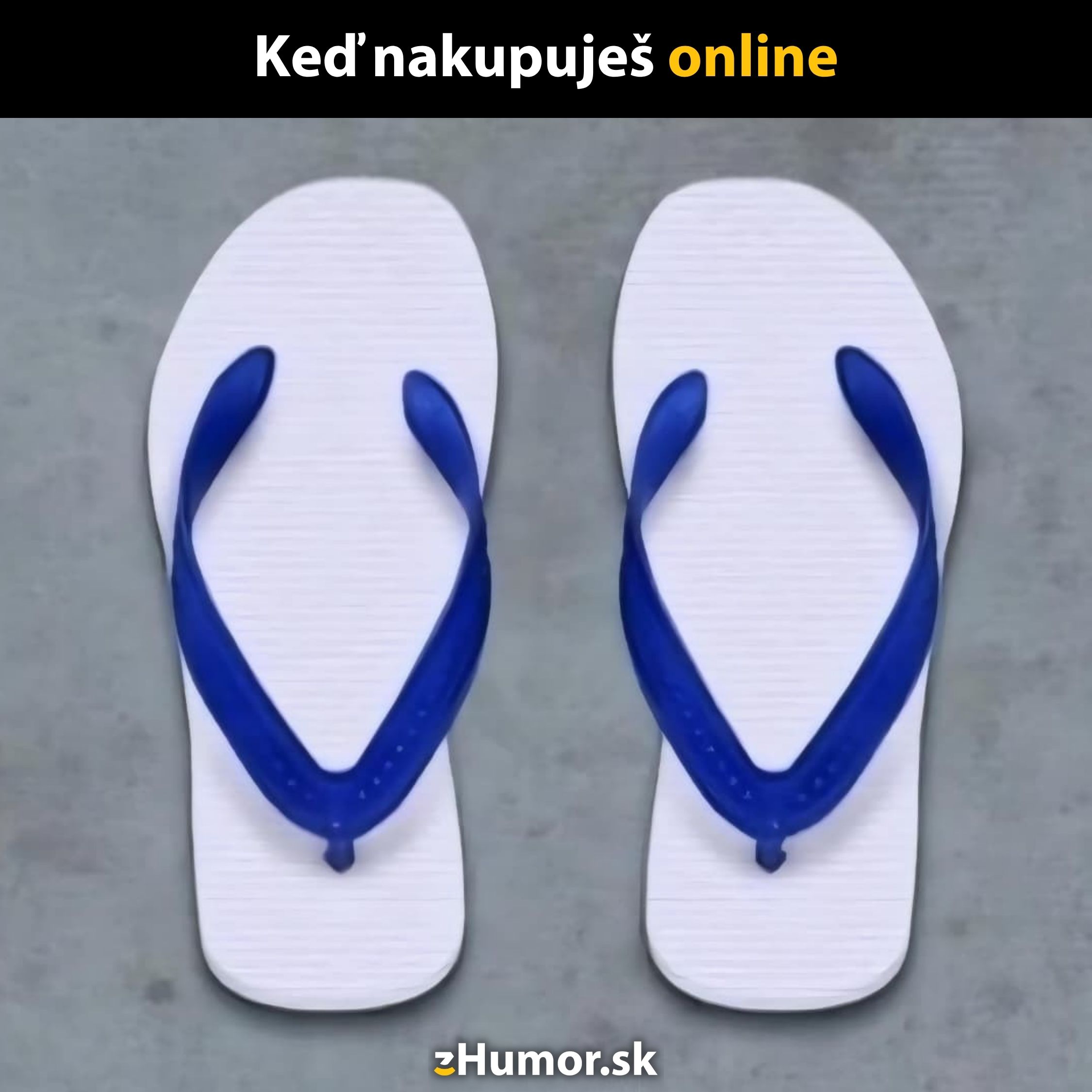 Biele šľapky s modrými páskami sú nesprávne otočené, parodujú chyby pri online nakupovaní.
