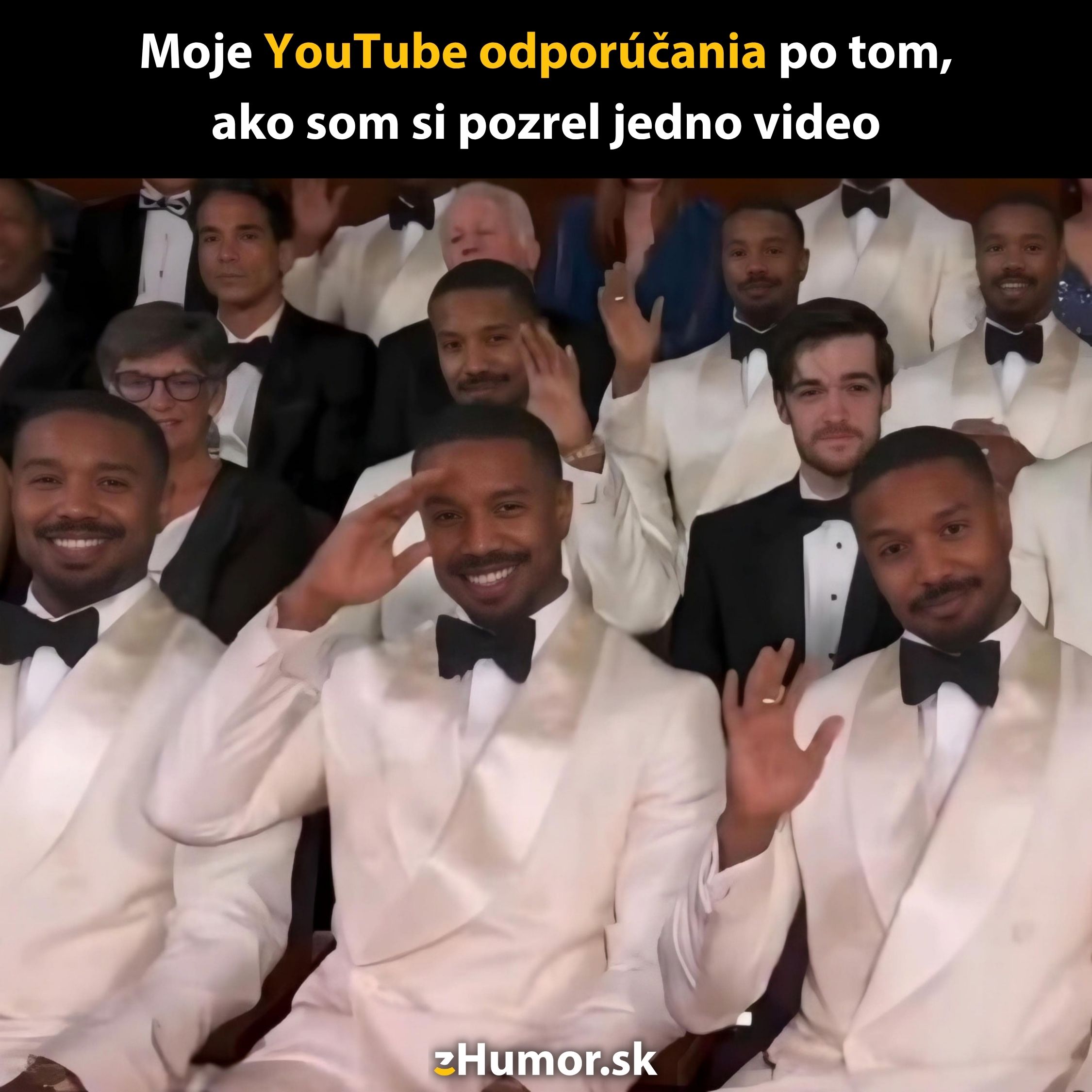 Skupina mužov v smokingoch, medzi nimi sú viacerí podobní, s textom o YouTube odporúčaniach na obrázku.