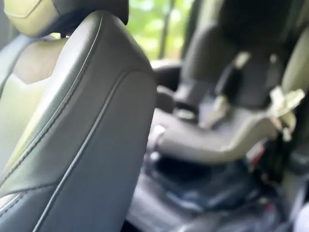 Autosedačka umiestnená na zadnom sedadle auta, pohľad z interiéru.