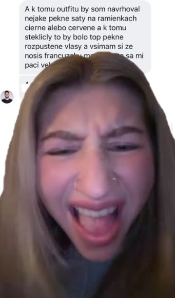 Žena smeje sa pred obrazovkou so správou o móde a štýle francúzskej manikúry.