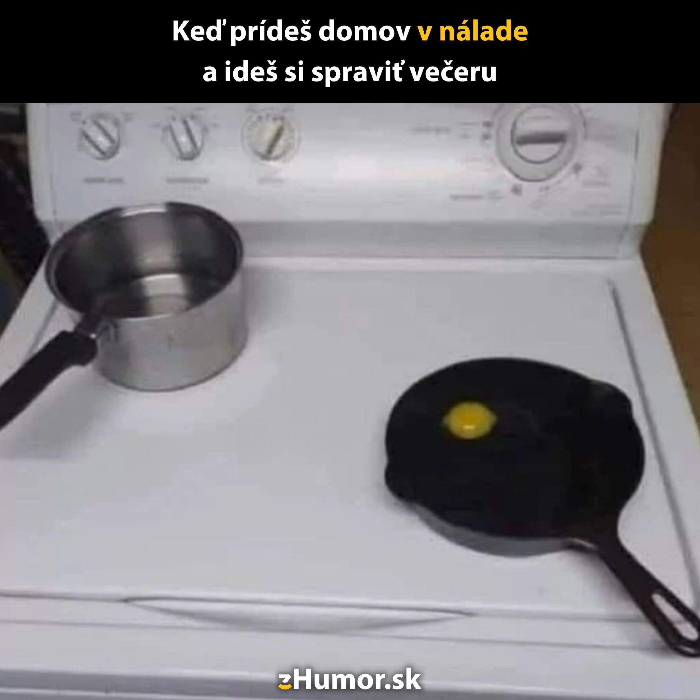 Hrniec na sporáku a vajce na panvici umiestnené na práčke, pod obrázkom text Keď prídeš domov v nálade.