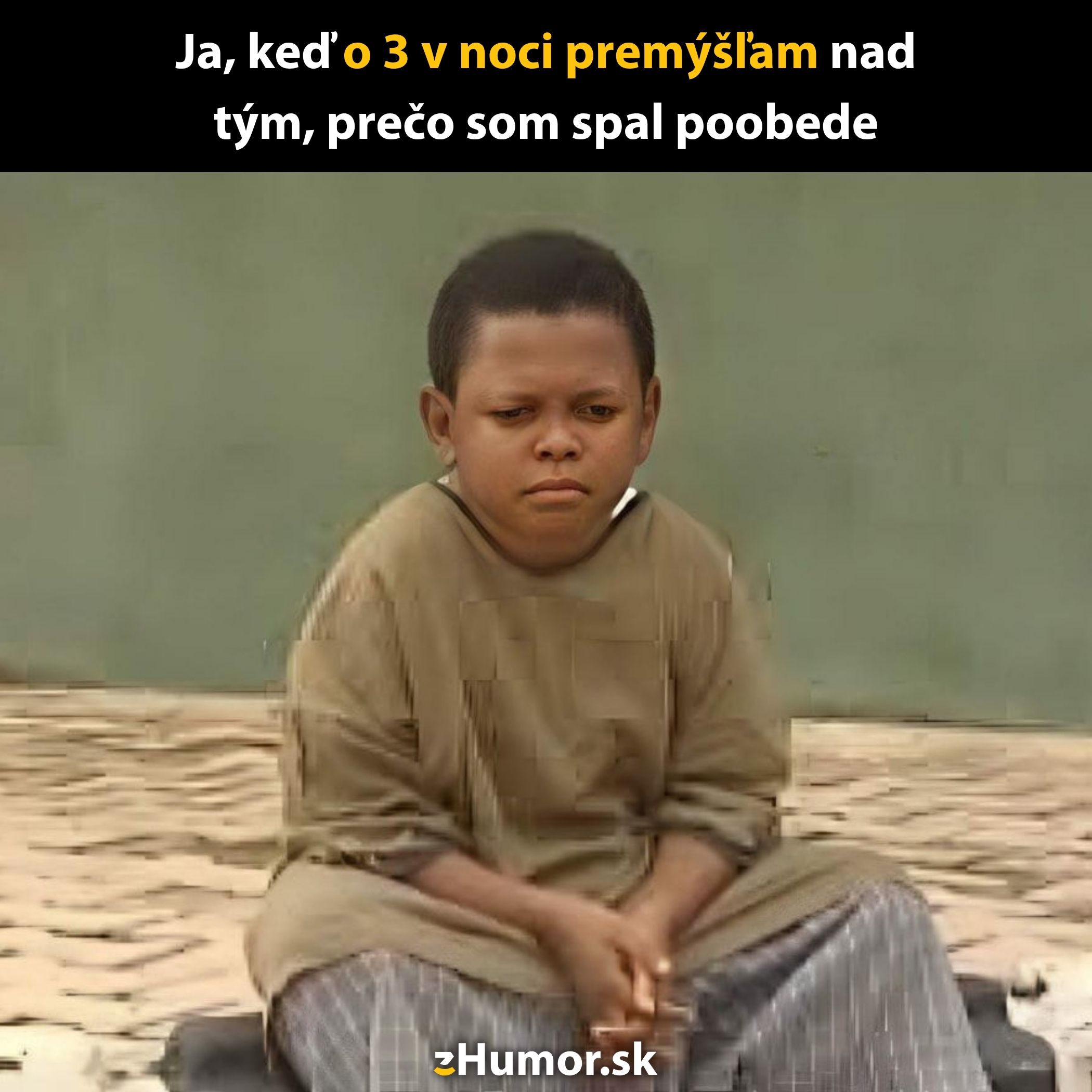 Chlapec na lavičke premýšľa, s textom o nočnom rozmýšľaní po poobednom spánku.