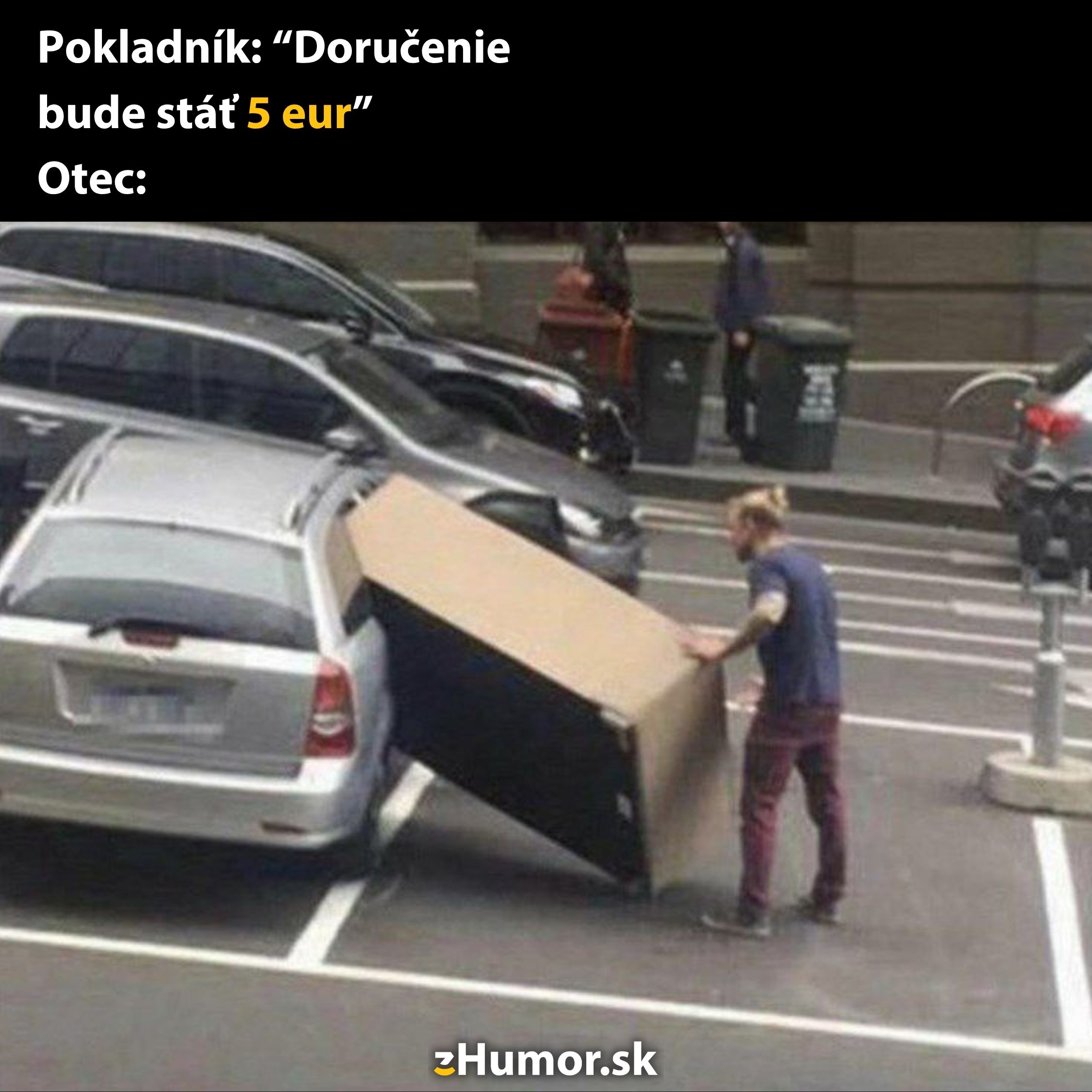 Muž sa snaží naložiť veľkú krabicu do auta, aby ušetril na doručení.
