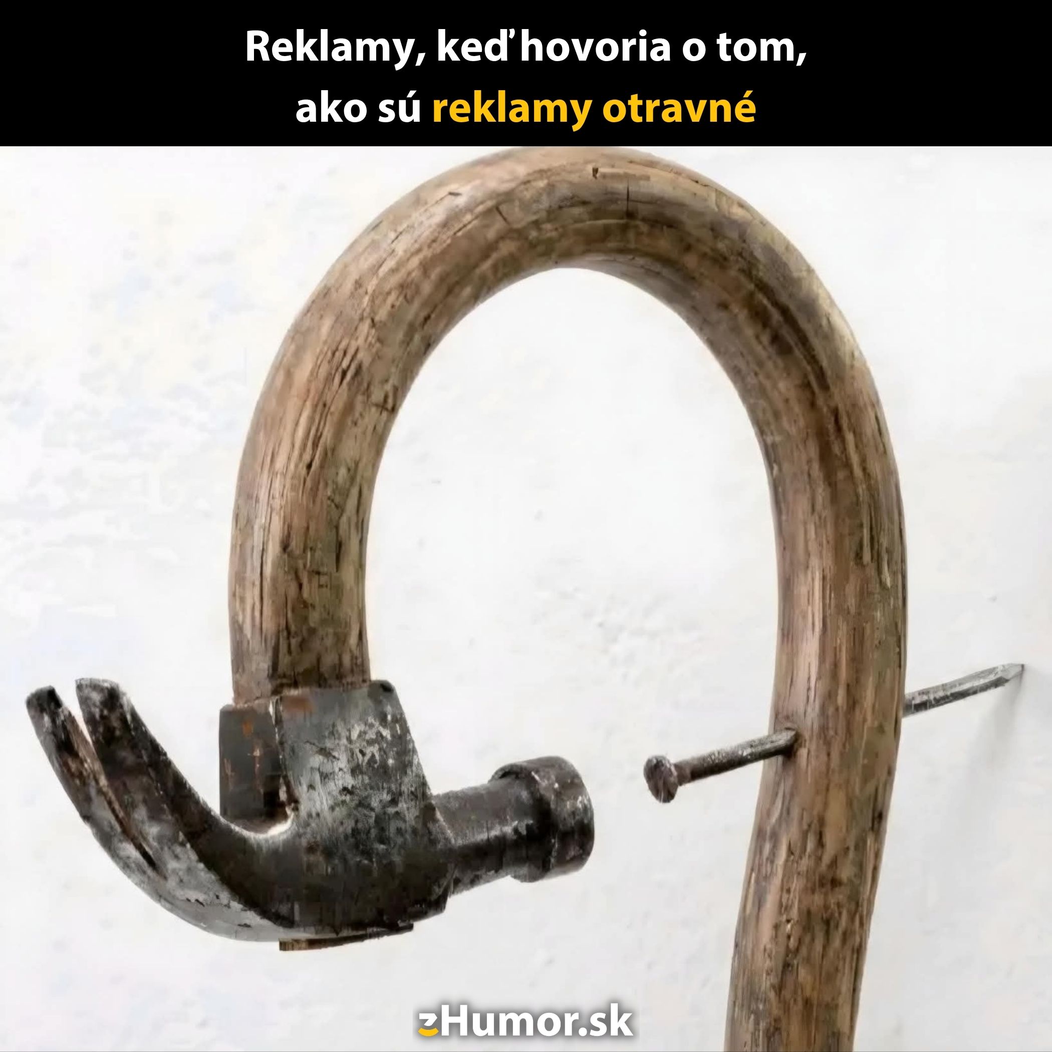 Kladivo s pokriveným držadlom bije klincový vtip o otravných reklamách na stene.