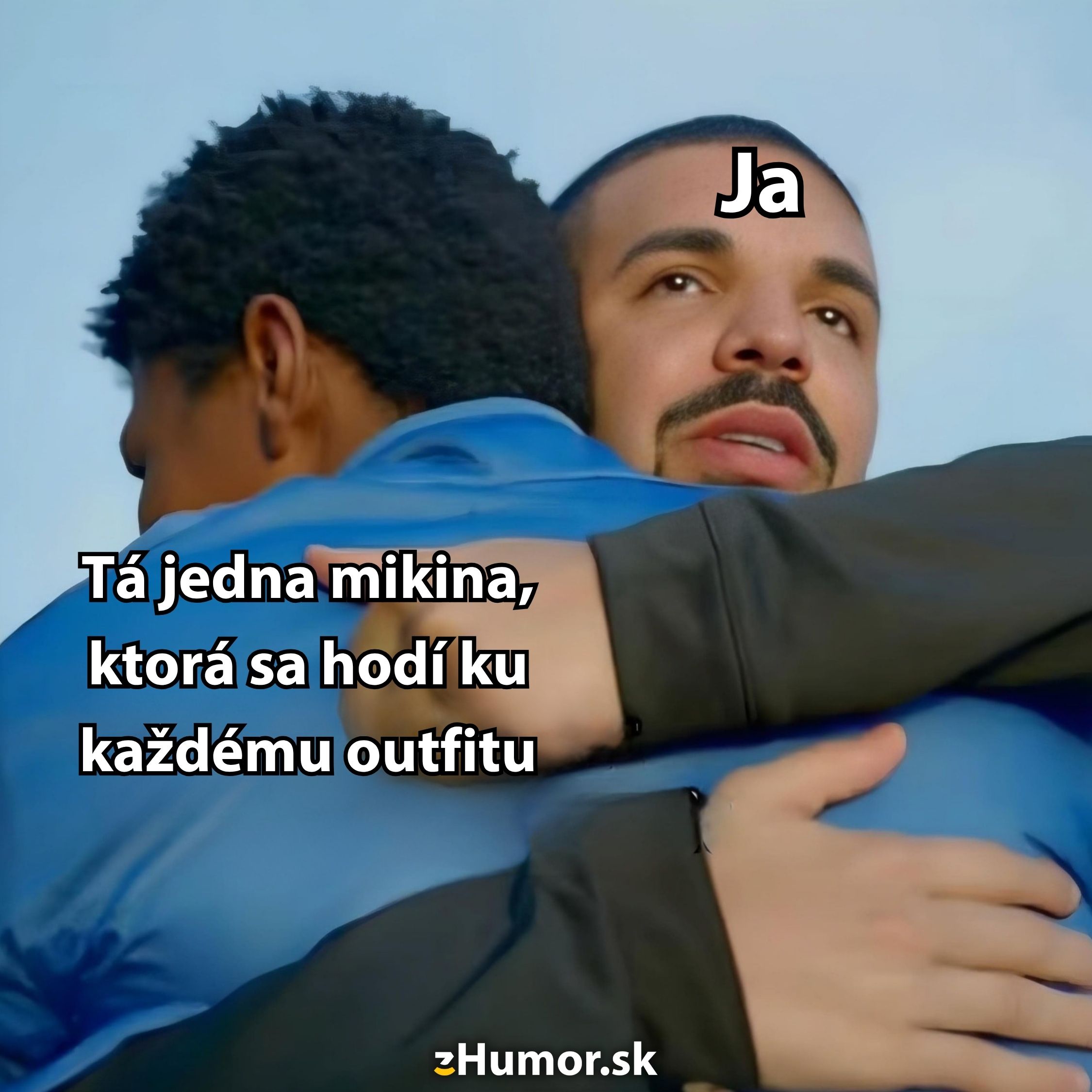 Muž objímajúci osobu v modrej mikine s textom: Tá jedna mikina, ktorá sa hodí ku každému outfitu.