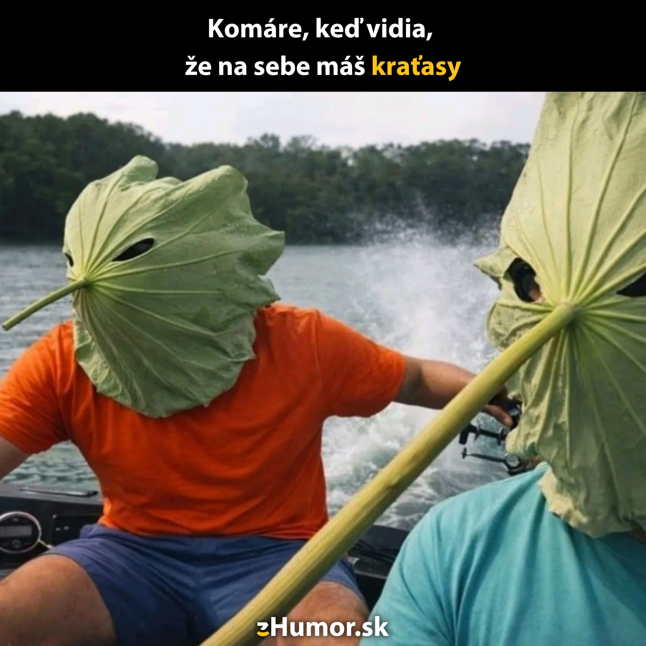 Dvaja ľudia s maskami z listov na rieke, pod holým nebom, s humorným popisom o krátkych nohaviciach a komároch.