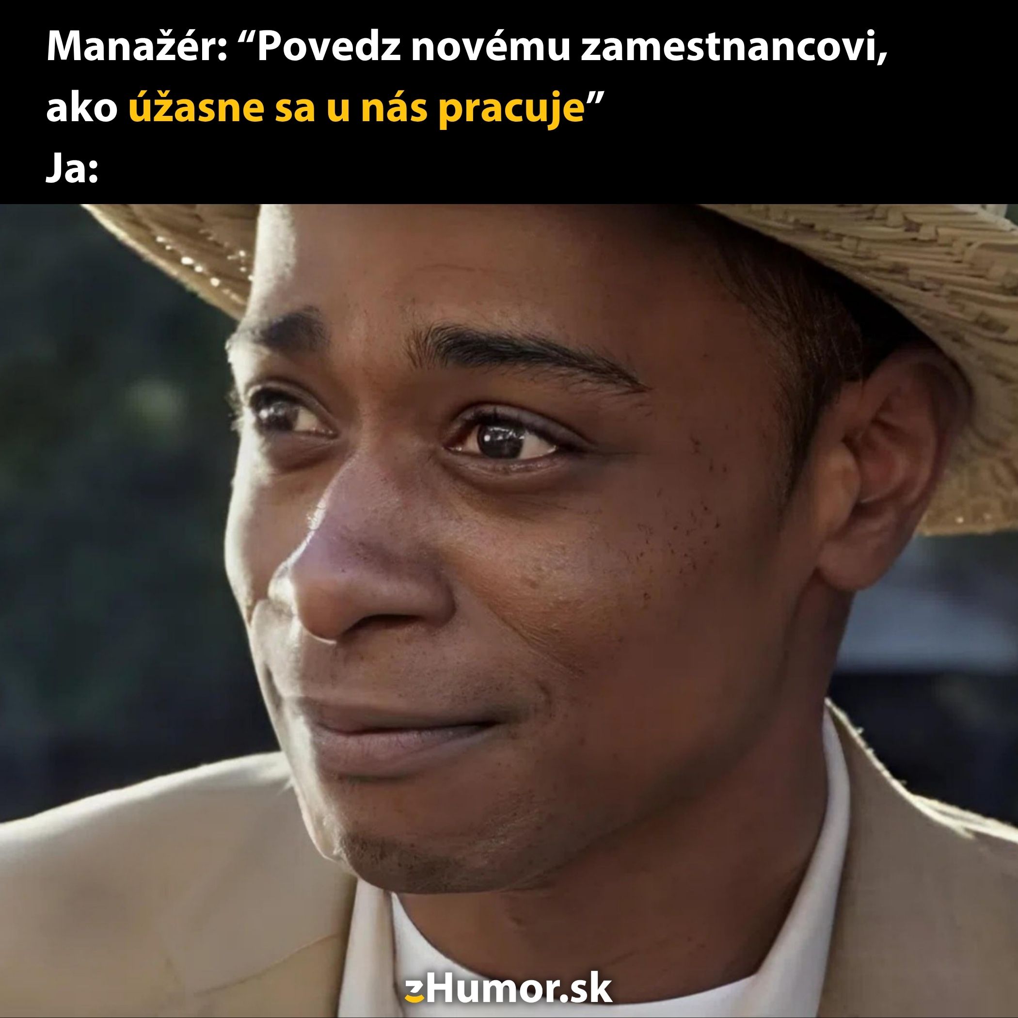 Muž so smutným výrazom počúva manažéra s nedôverou v práci.