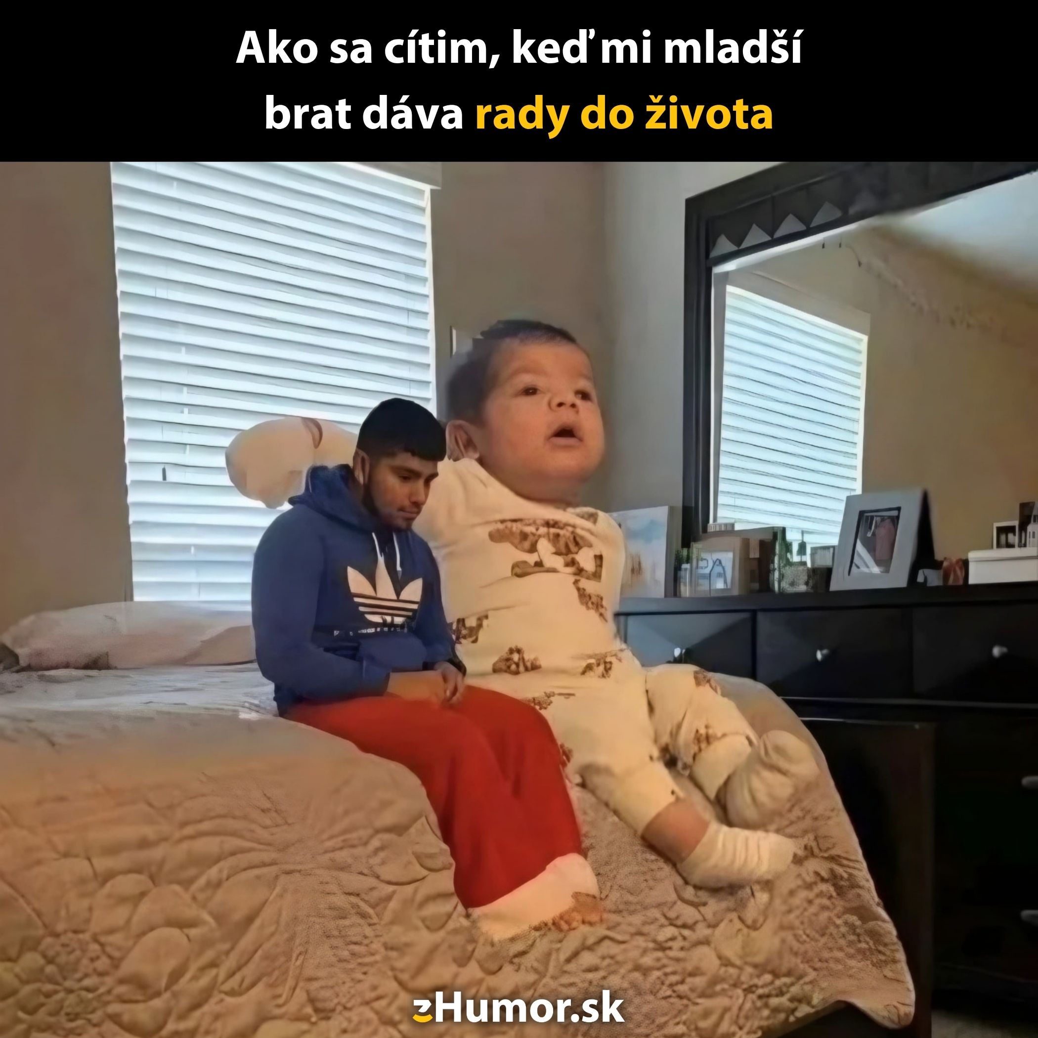 Muž sediaci na posteli vedľa obrovského bábätka s textom o životných radách od mladšieho brata.