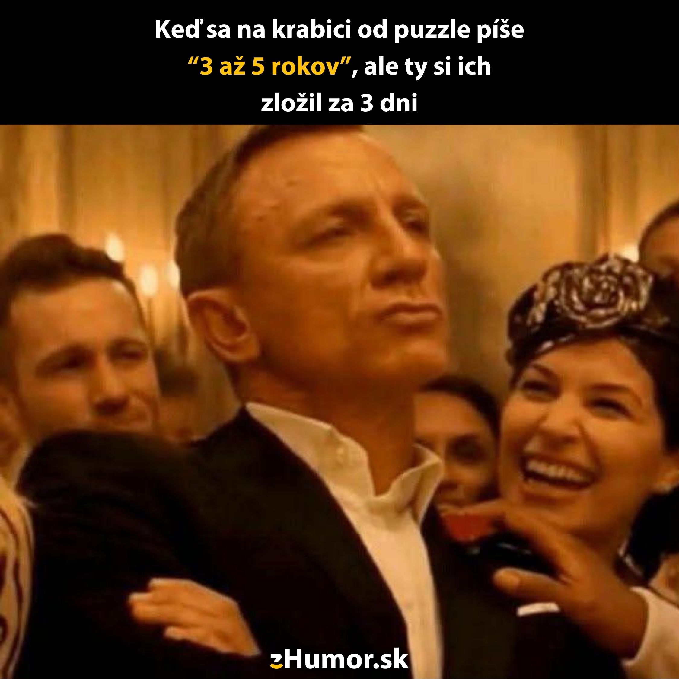 Muž s pocitom víťazstva na zábavnej oslave, ženatá sa smeje na jeho úspechu s puzzle.
