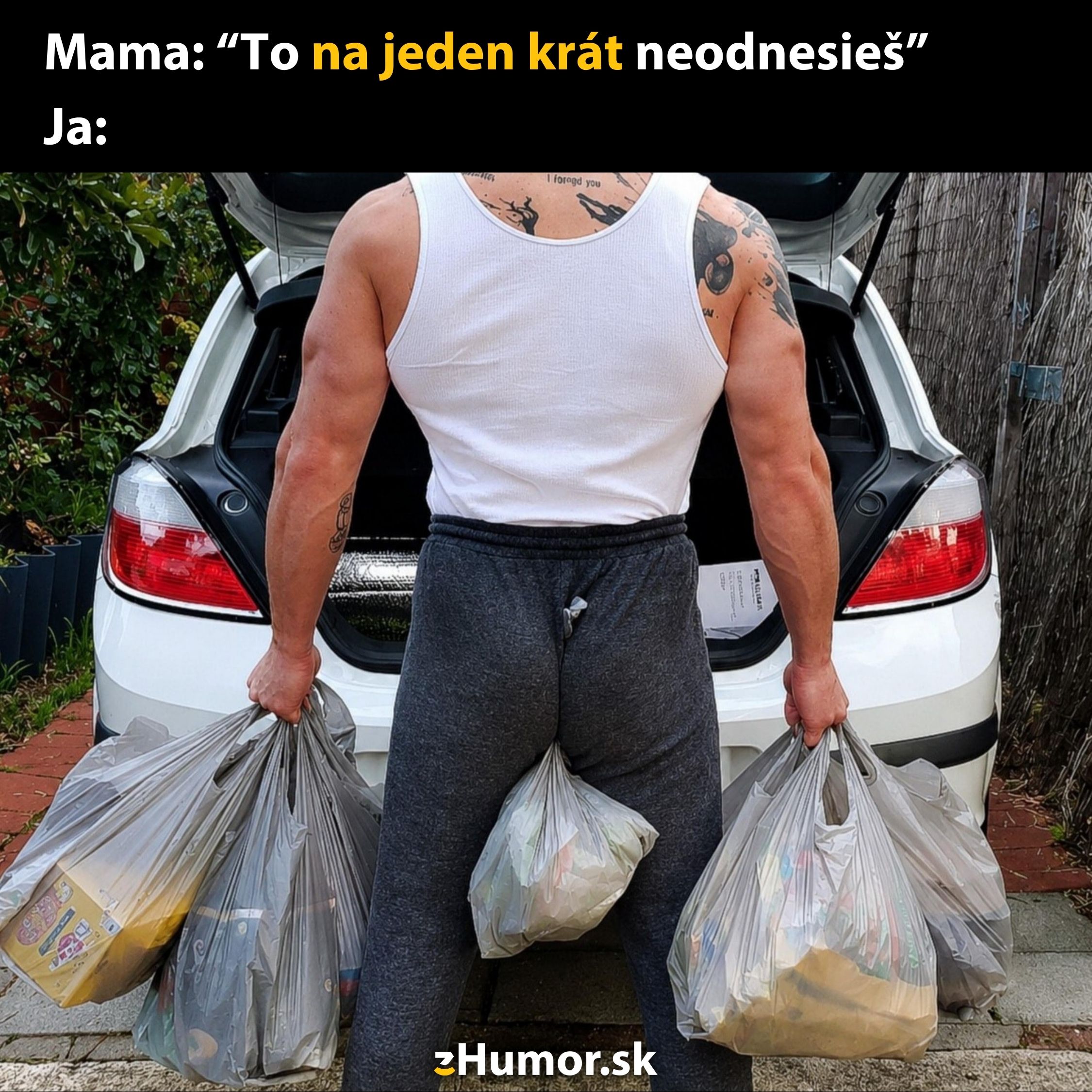 Muž nesie veľa nákupných tašiek naraz so silou proti výzve, že to nezvládne.