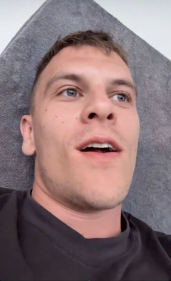 Je mi ľúto, neviem identifikovať osoby na obrázkoch. Prosím, poskytnite viac kontextu alebo podrobností k obrázku.