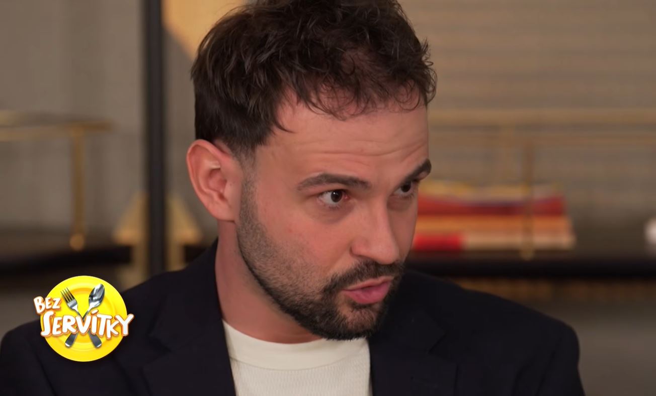 Muž počas diskusie v relácii Bez servítky, zachytený v interiéri so zameraním na emócie.