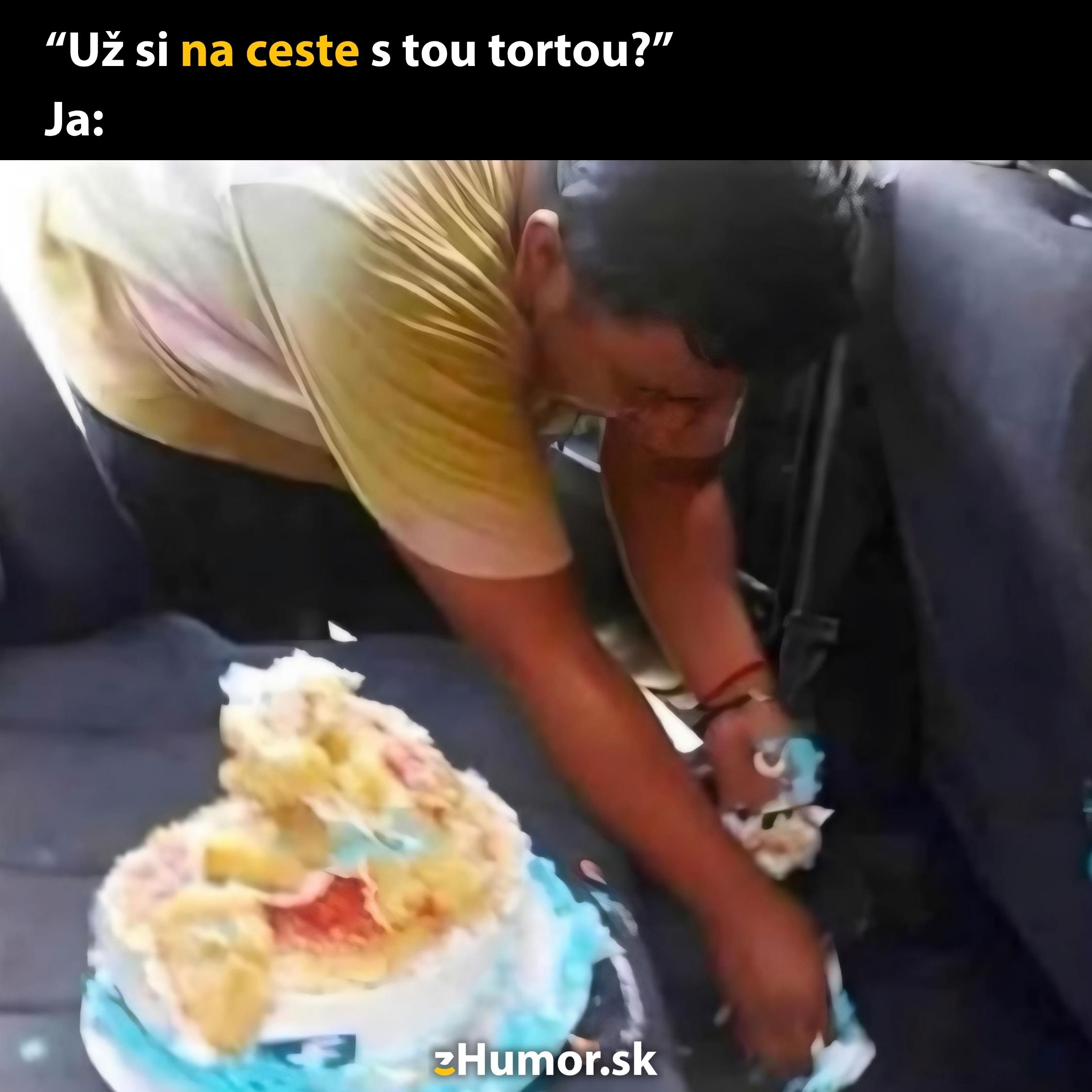 Osoba zachraňujúca rozbitú tortu na zadnom sedadle auta, humorná situácia s nešťastným koncom.
