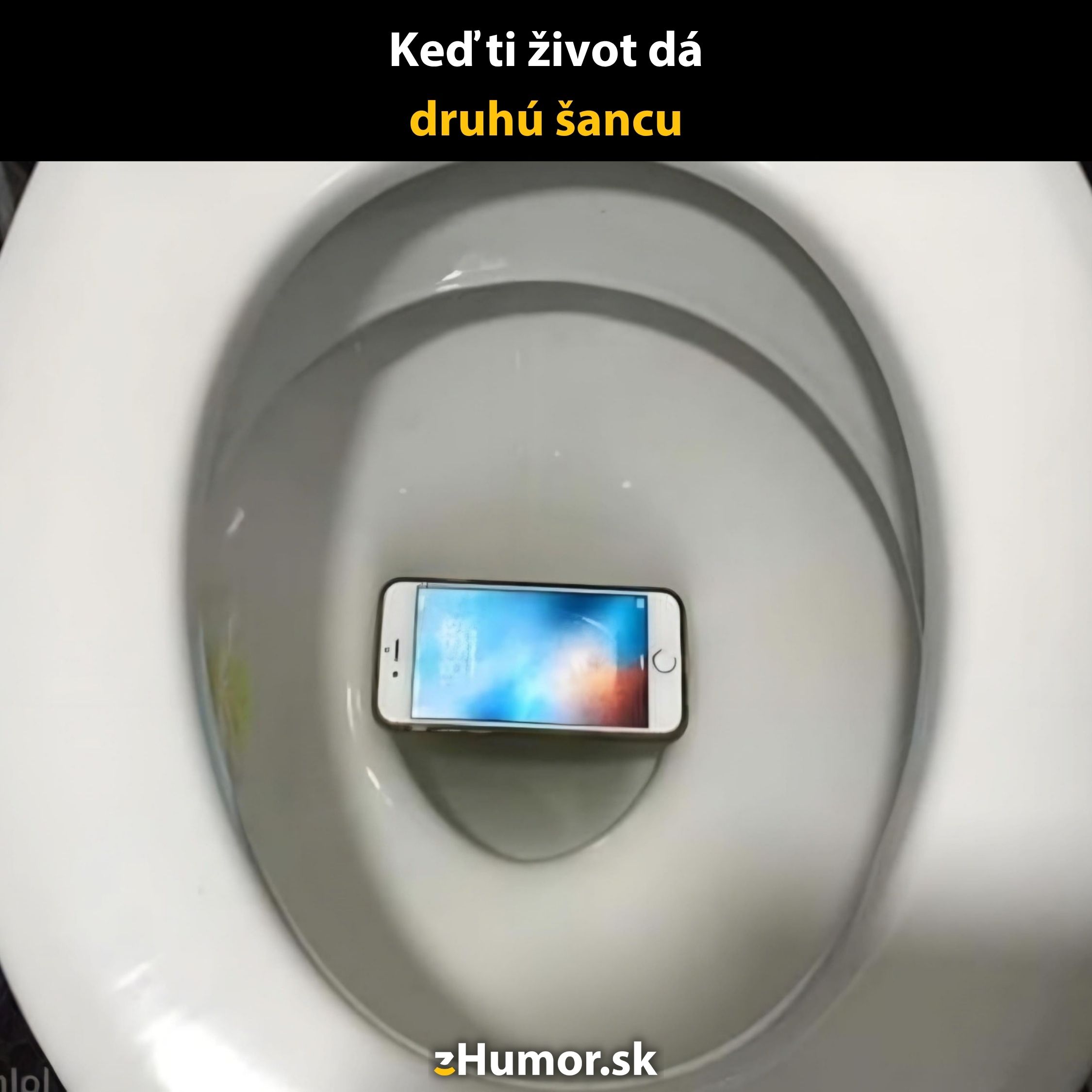 Mobilný telefón ležiaci vo WC mise.