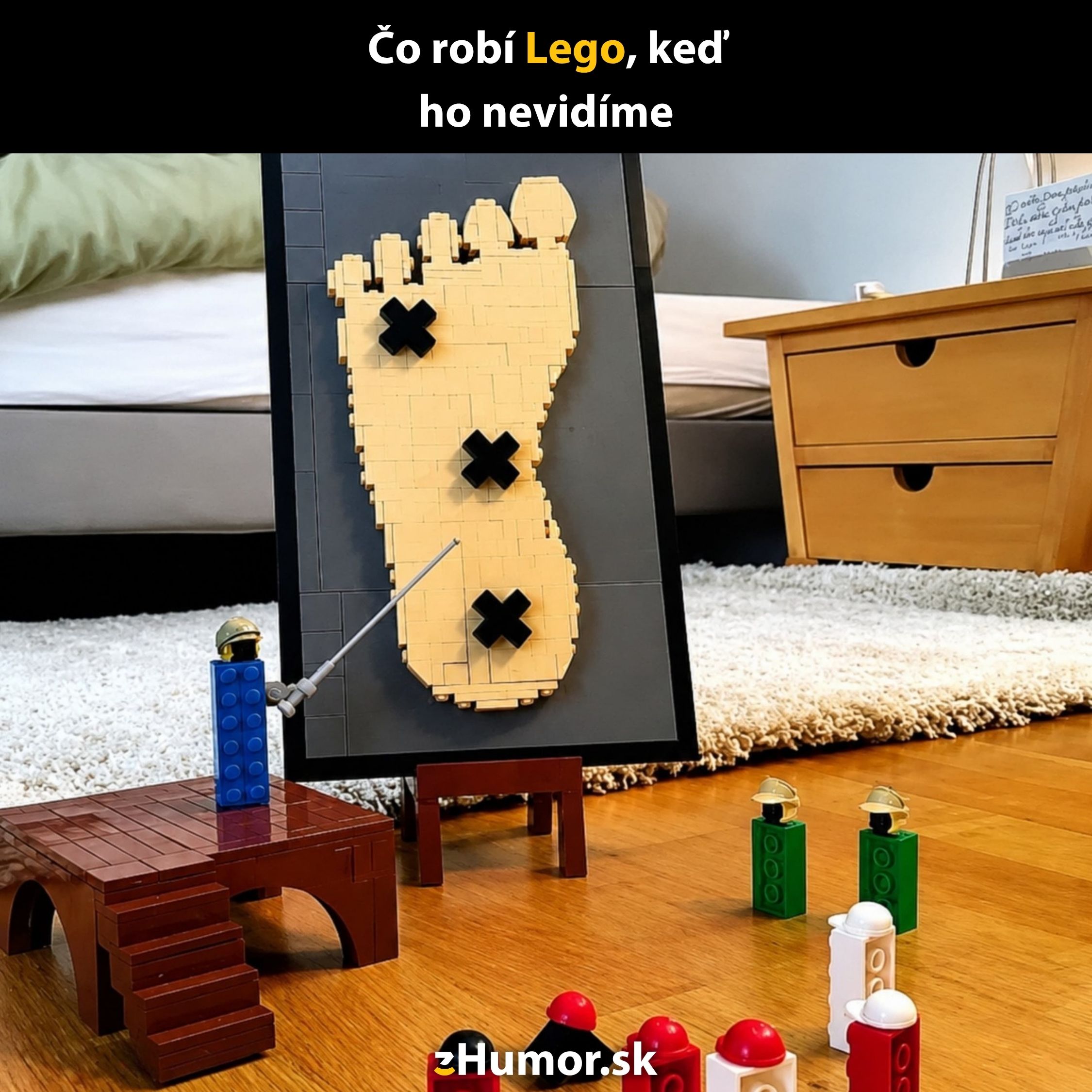 Lego figúrka ukazuje plán na útok na chodidlo vyrobené z Lego kociek v izbe na koberci.