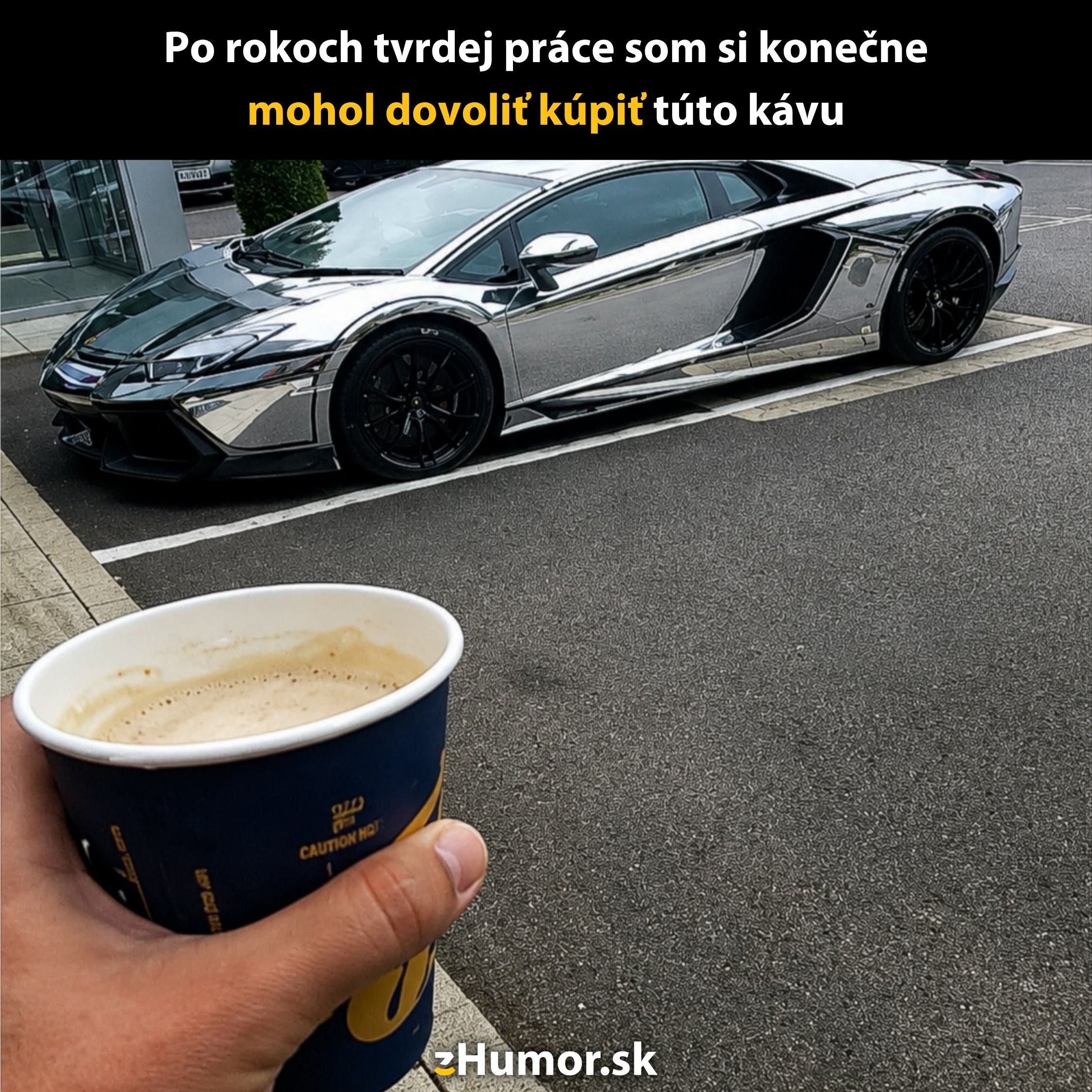 Osoba drží kávu pred luxusným autom, humorný kontrast úspechu a drobných radostí.