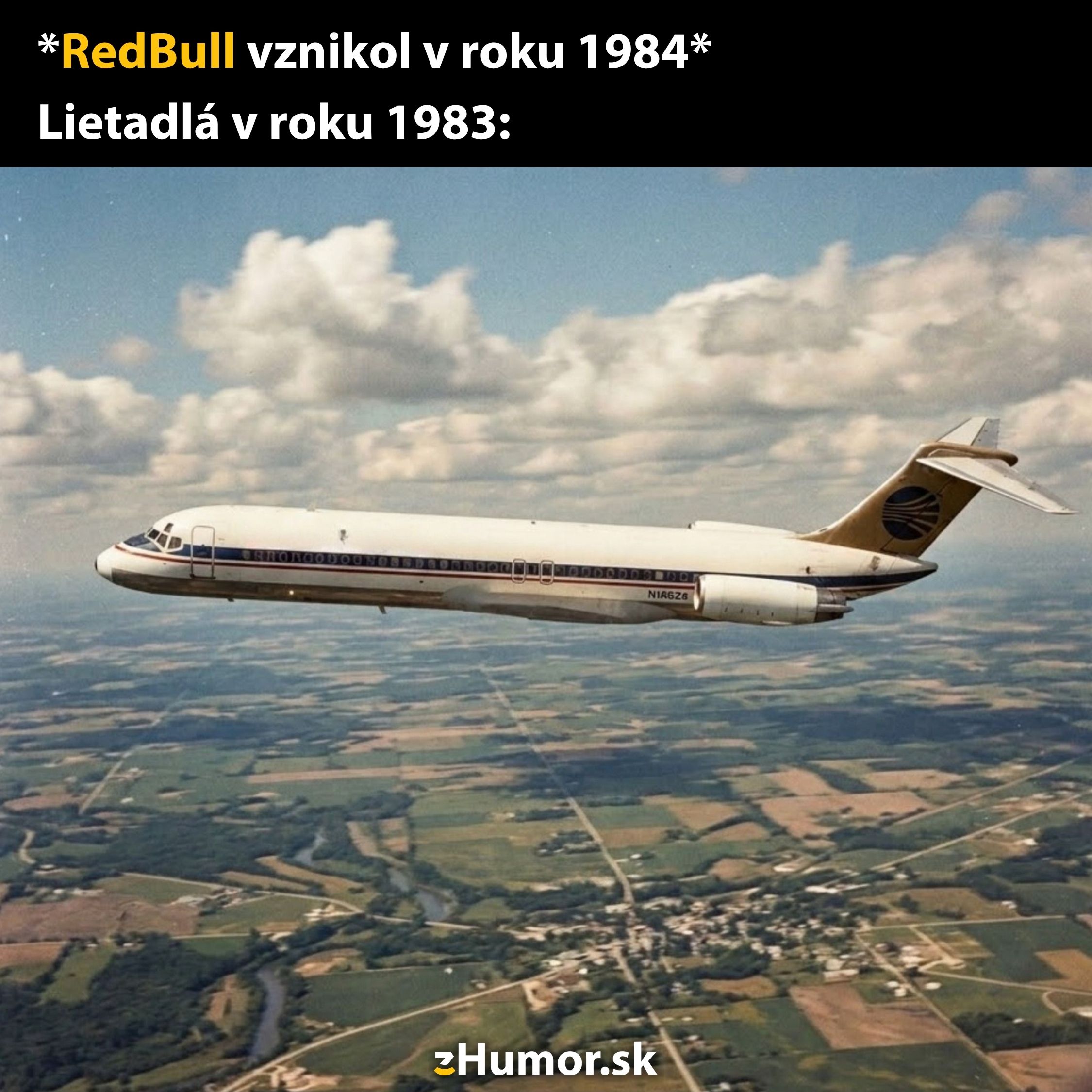 Lietadlo letí nad vidieckou krajinou s vtipným popisom spojeným so vznikom RedBullu.