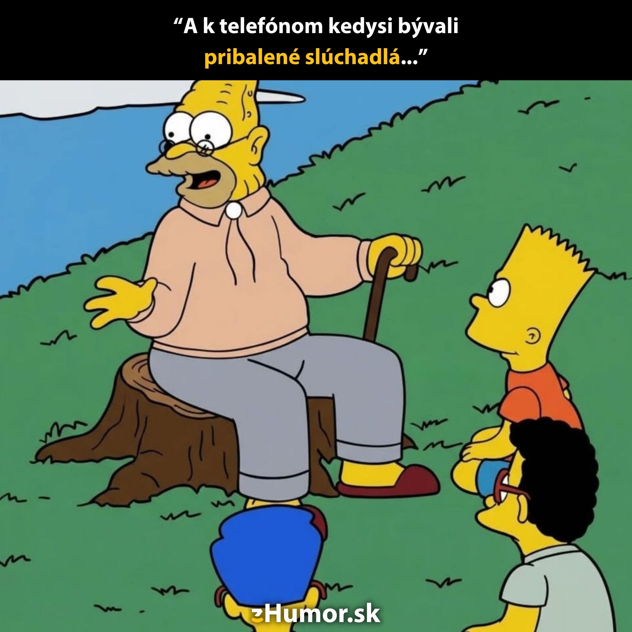 Starší muž na pni rozpráva deťom vonku o minulosti, kedy mali telefóny pribalené slúchadlá.