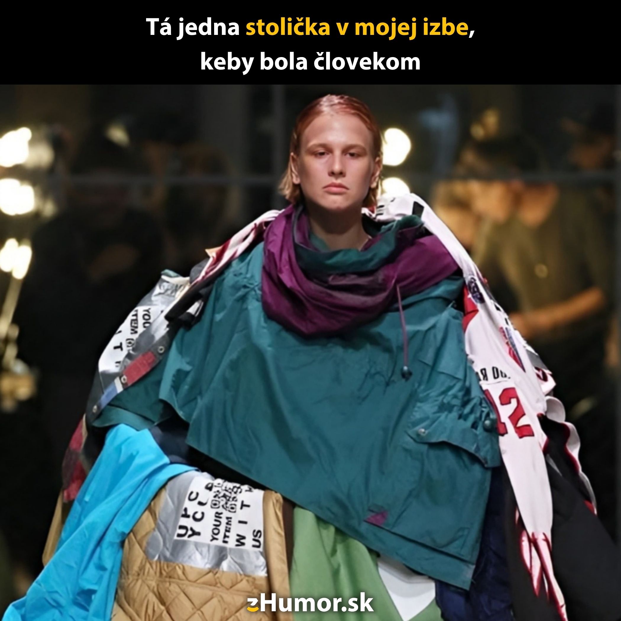 Osoba na prehliadke s oblečením na sebe vrství rôzne kúsky oblečenia, ako stolička pokrytá oblečením v izbe.