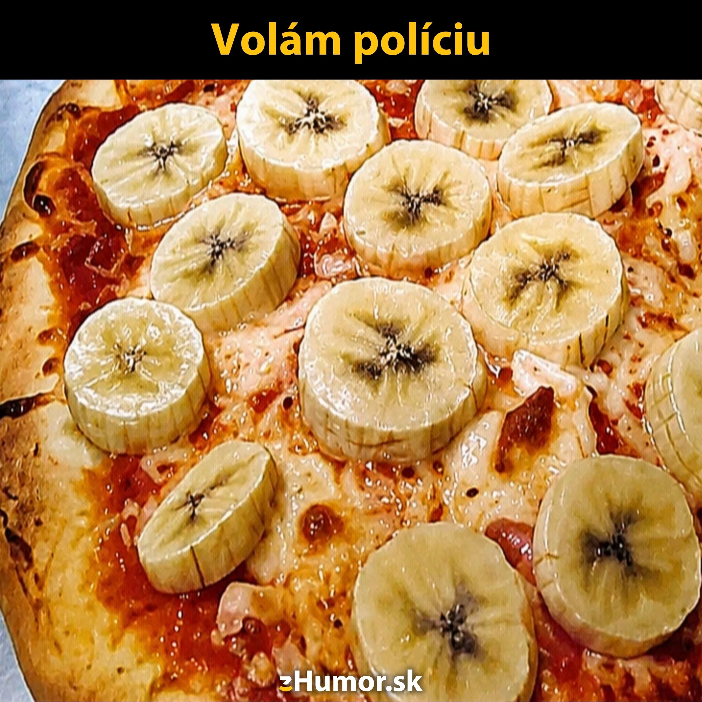 Pizza s plátkami banánu a nápisom Volám políciu na čiernom pozadí. Nezvyčajná kombinácia chutí.