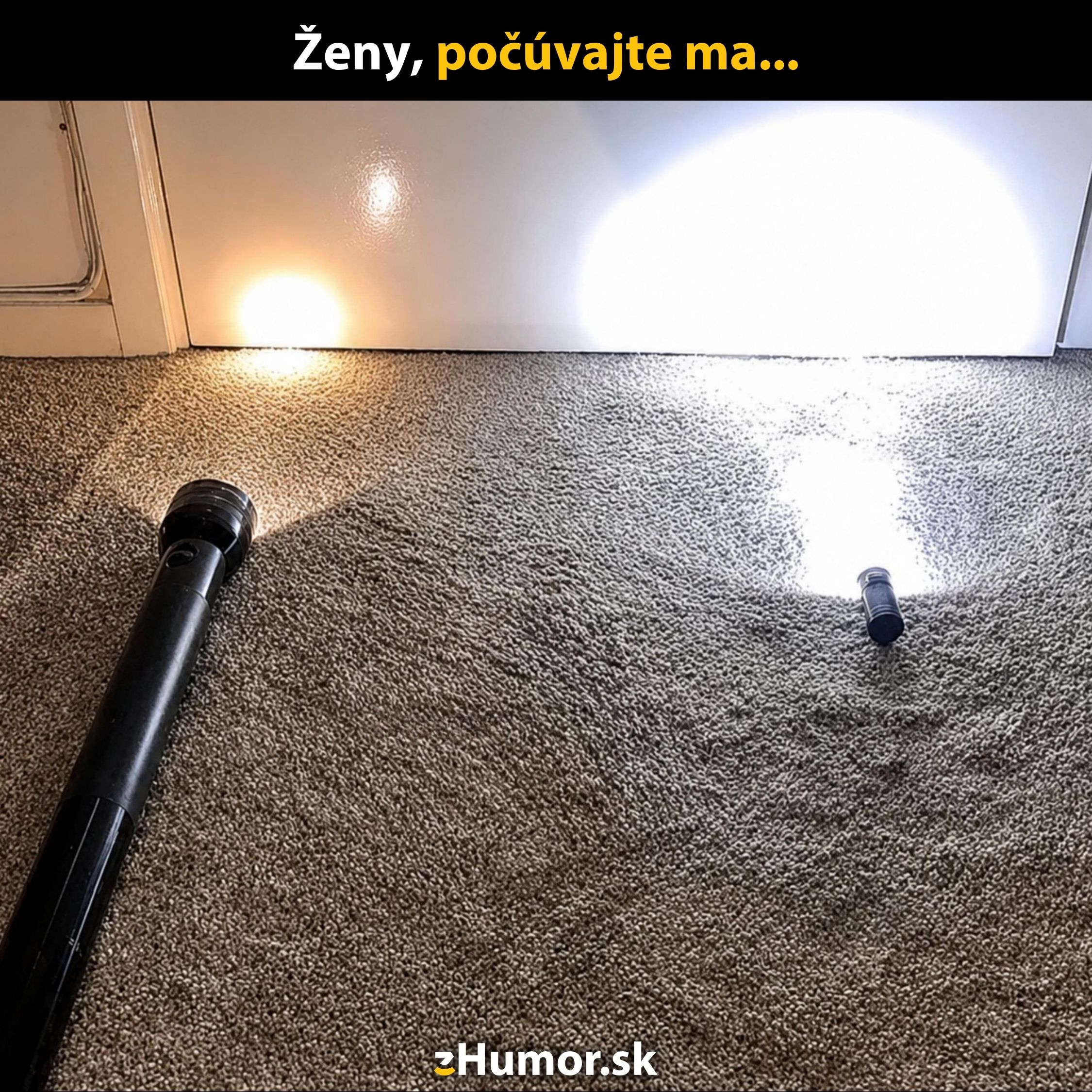 Dve baterky svietia na stenu, jedna svieti výraznejšie a text hovorí: Ženy, počúvajte ma....