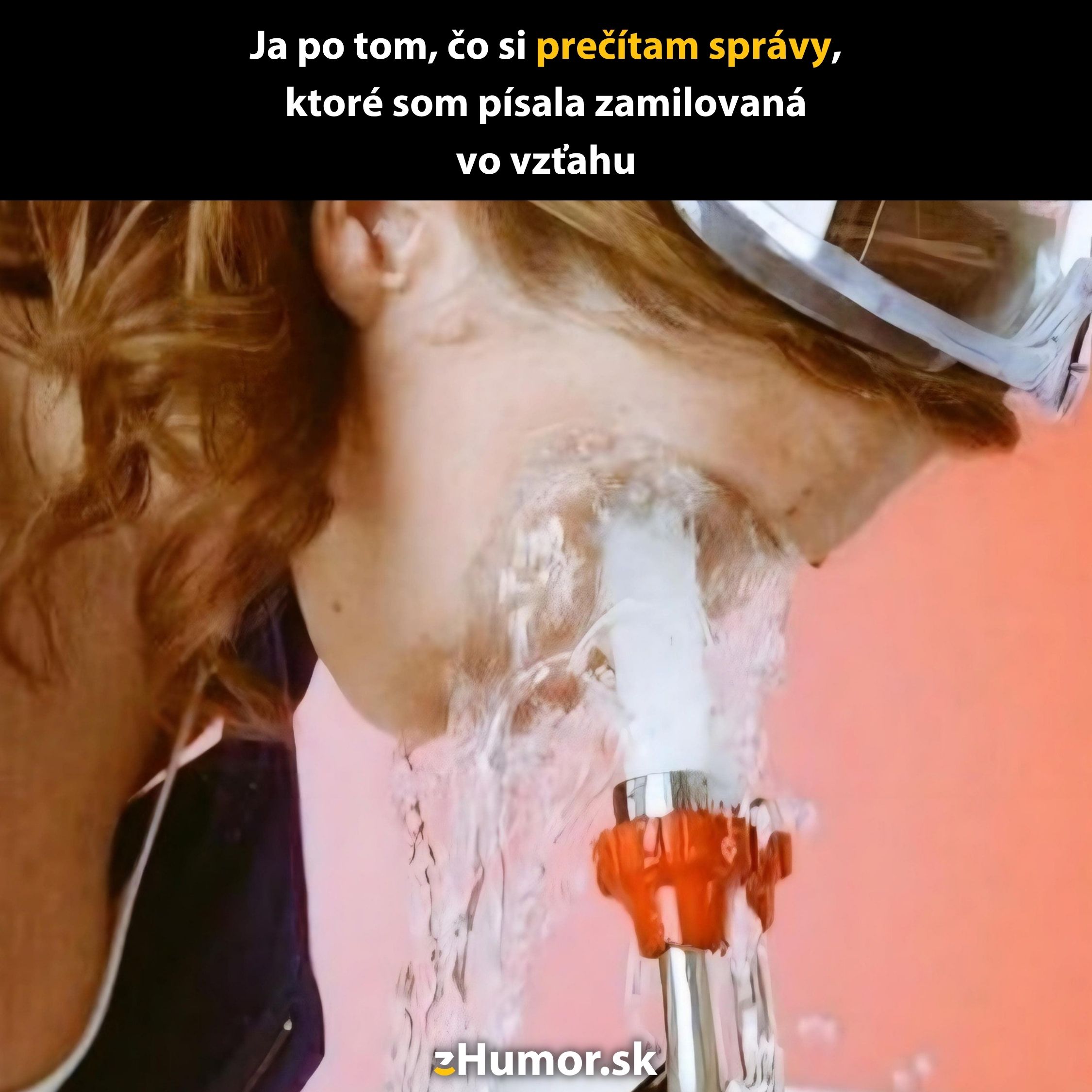 Žena so zavodnenou tvárou z blízka pri fontáne s humoristickým textom o čítaní starých správ.