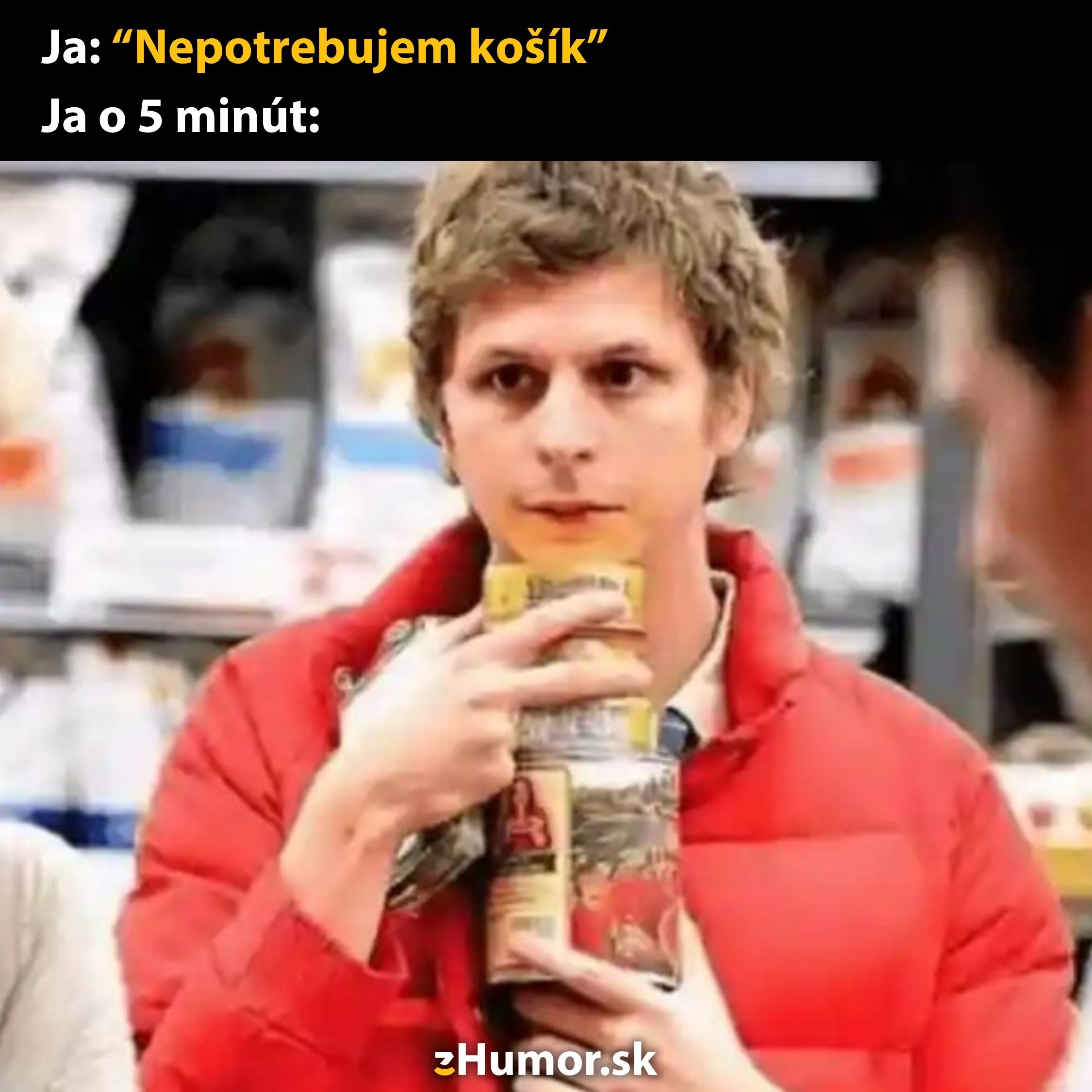 Muž v obchode drží veľa tovaru bez košíka, popisuje bežný nákupný problém. Text na obrázku je Nepotrebujem košík.
