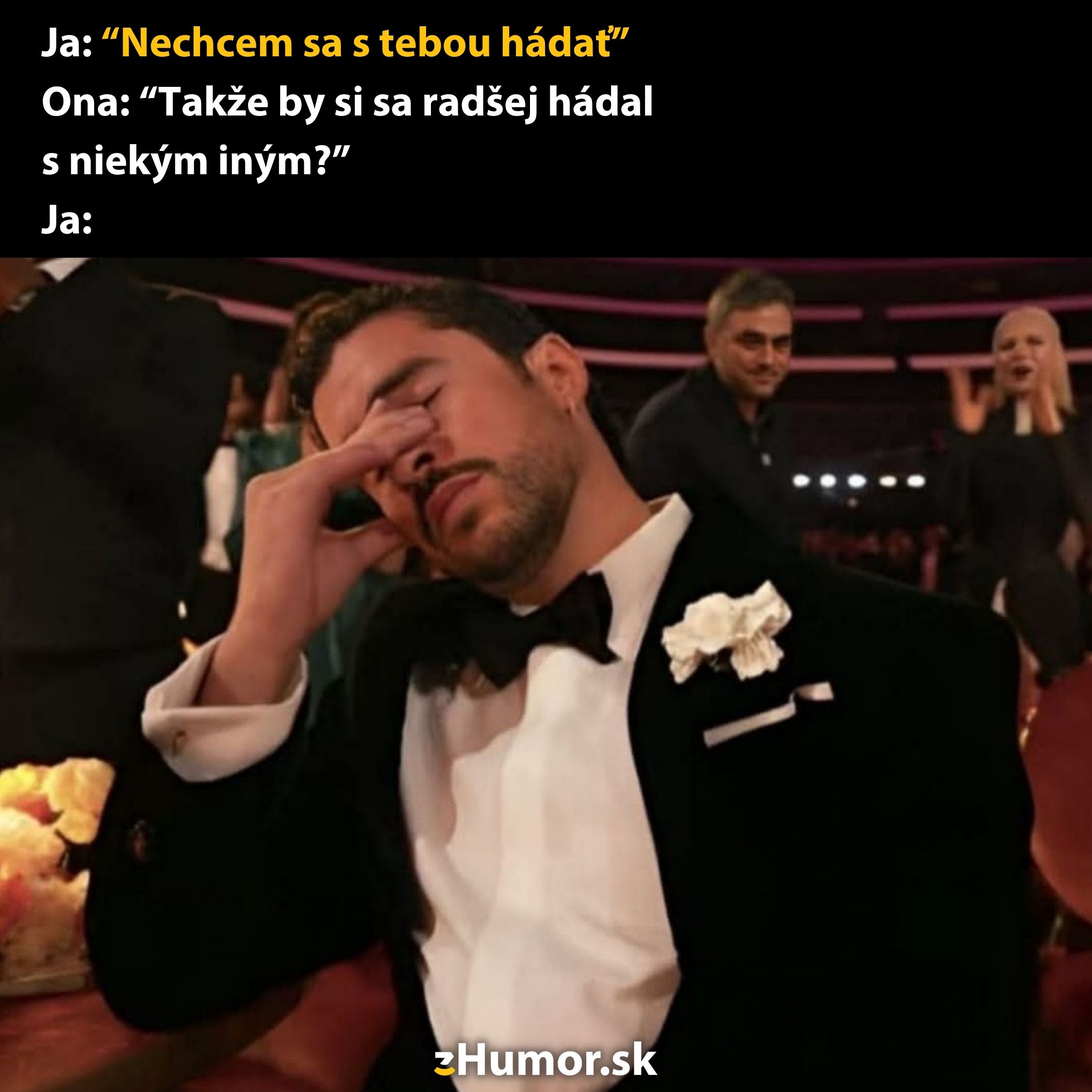 Muž v saku s kvetinou na pódiu si drží hlavu v rukách, citát o nechcení hádať sa.