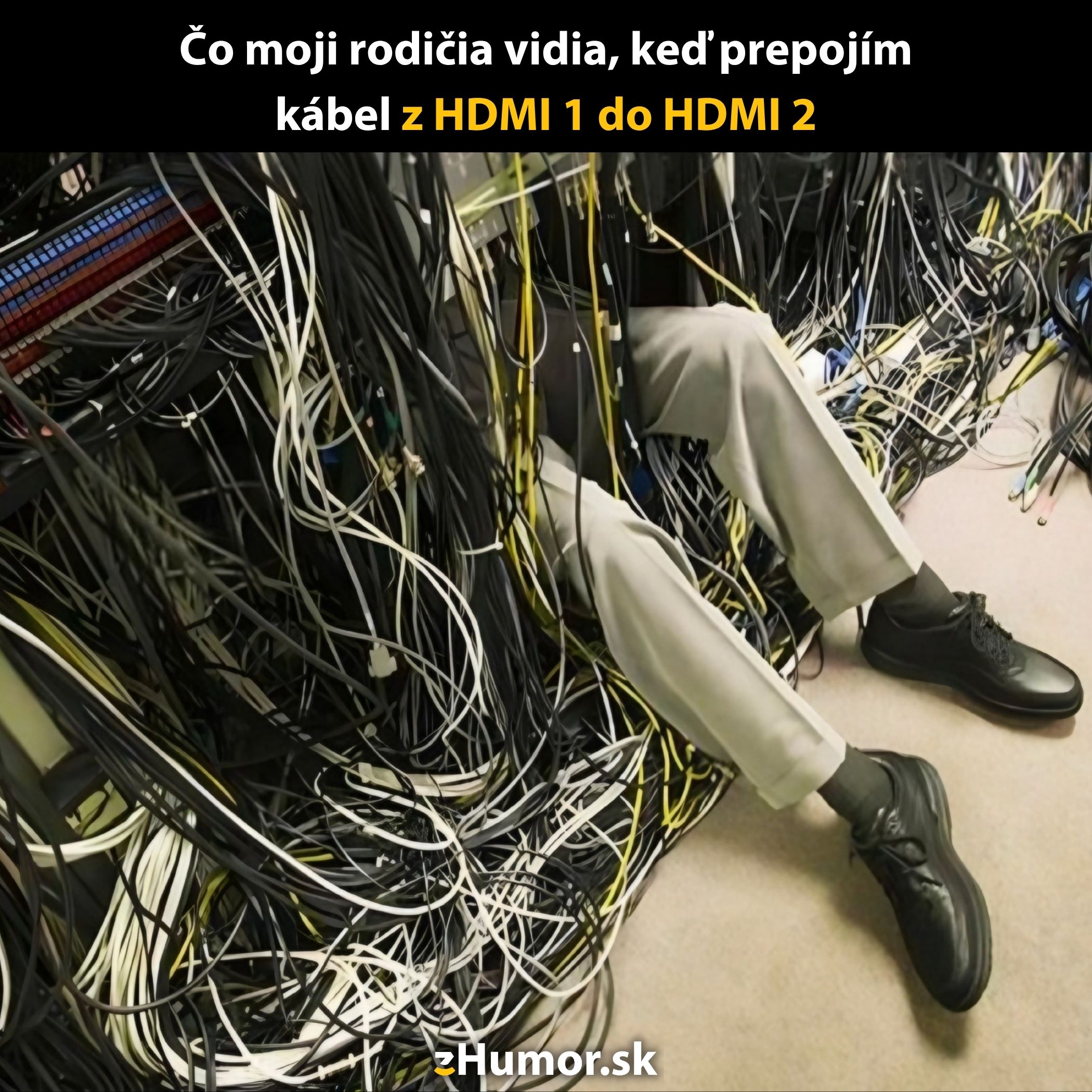 Osoba zapletená v spleti káblov, vystihujúca chaos pri prepájaní HDMI, s humorným popisom.