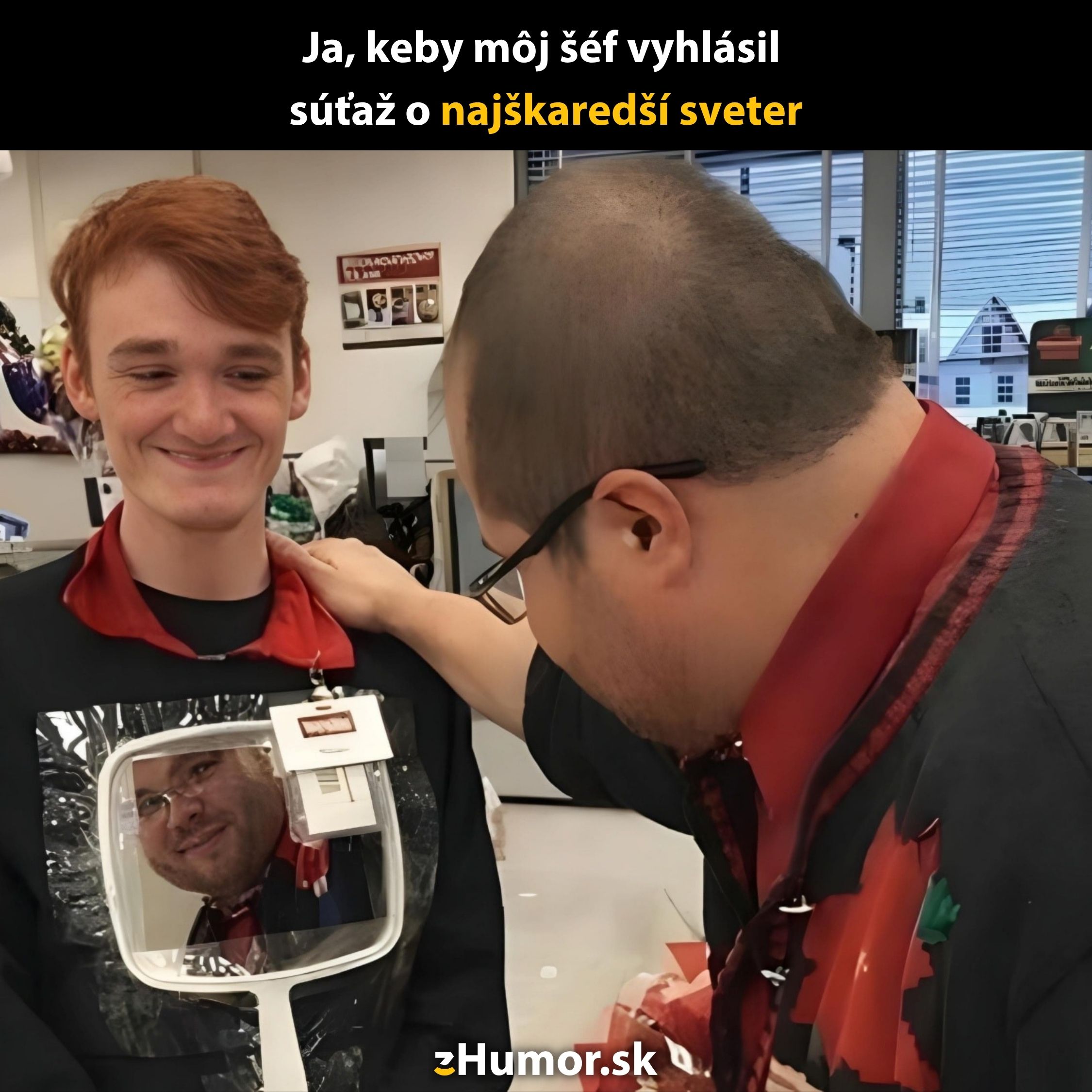 Dva usmievajúci sa muži v kancelárii s vtipným obrázkom muža v zrkadle na tričku.