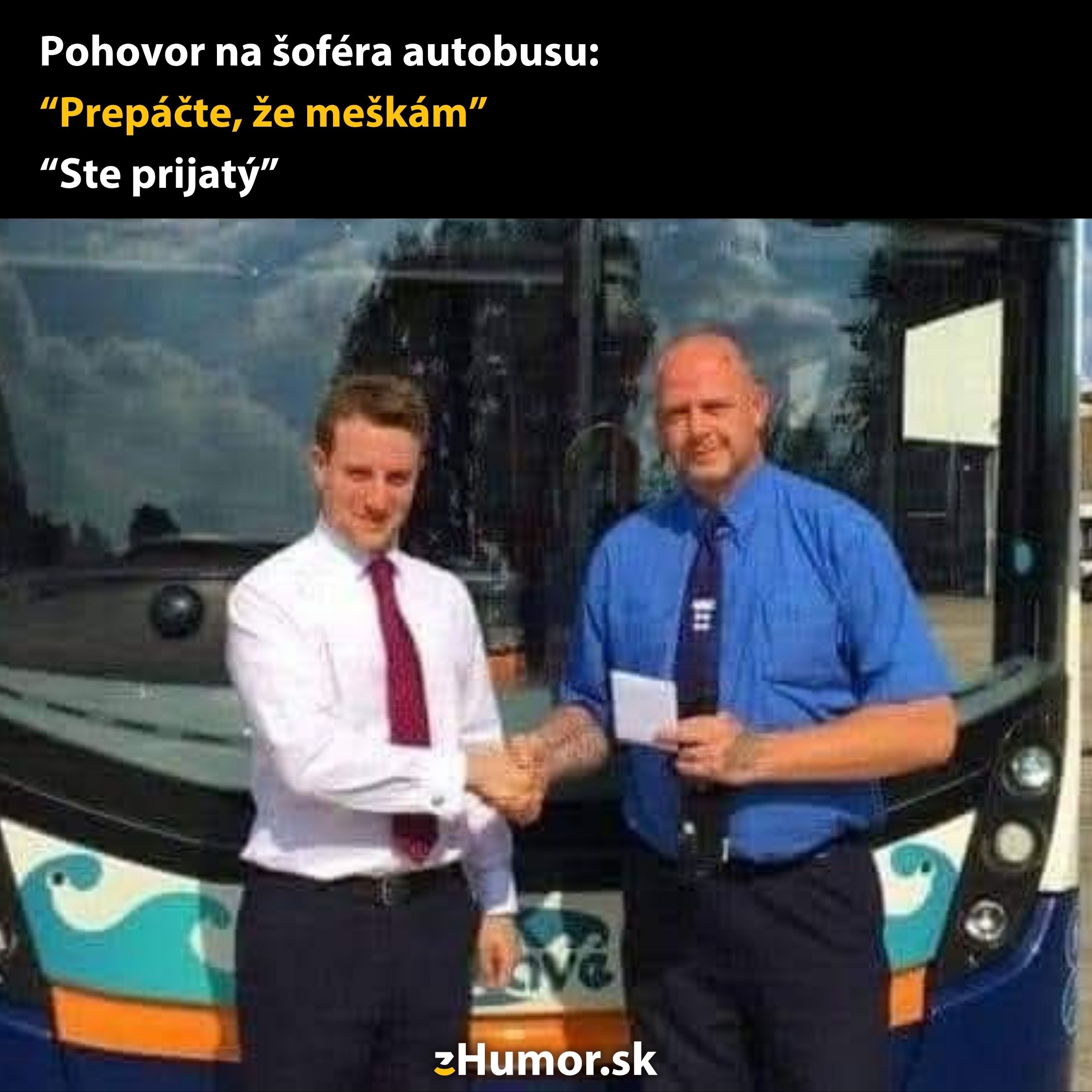 Dvaja muži si podávajú ruky pred autobusom s vtipným popisom o pohovore na šoféra autobusu.