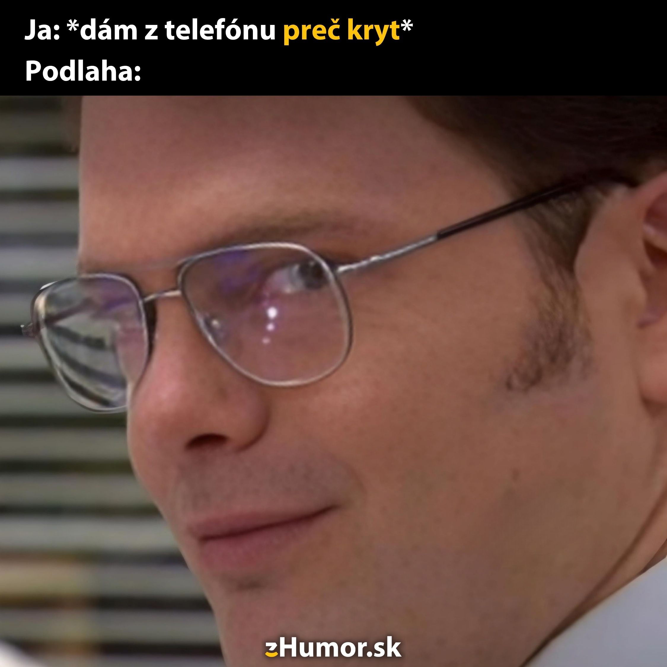 Muž s podozrivým výrazom a textom „Ja: dám z telefónu preč kryt, Podlaha:“.