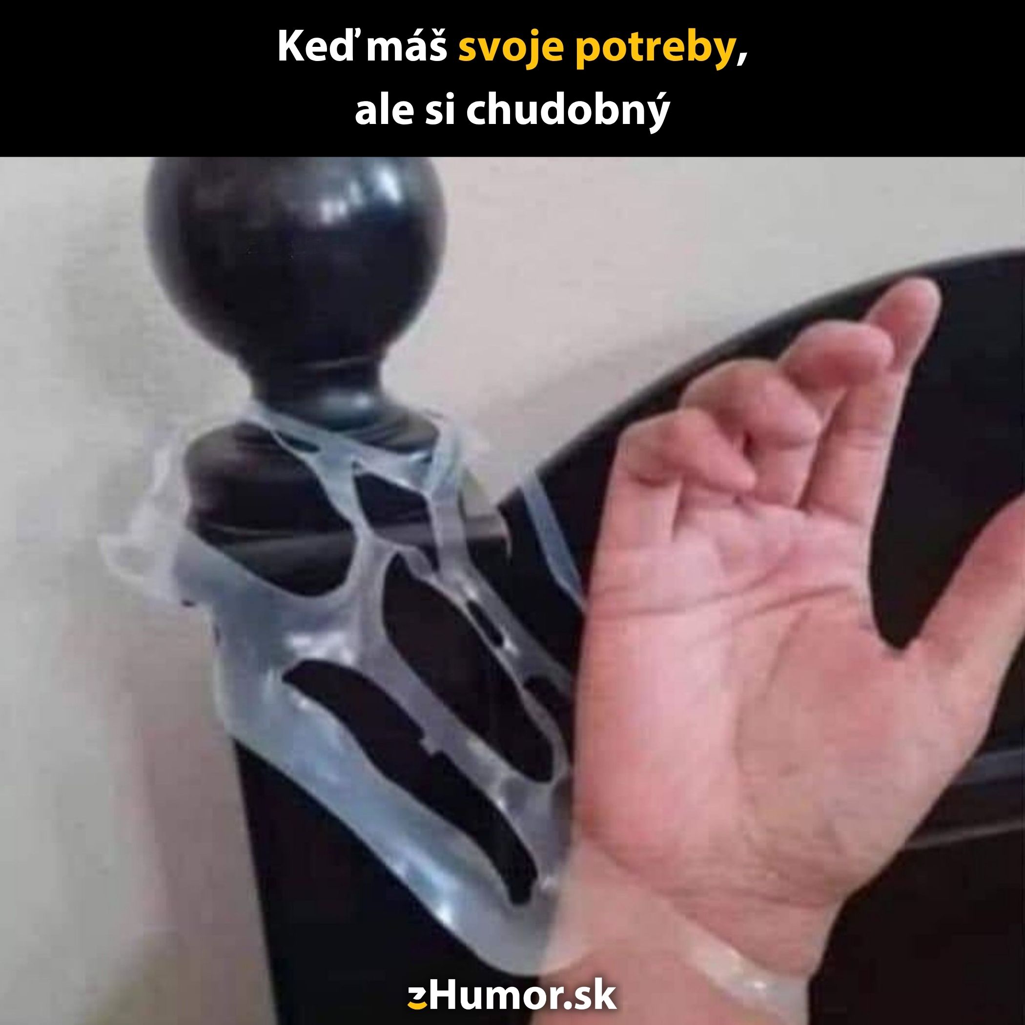 Ruka zabalená páskou na drevenom čele postele s vtipným textom o finančných problémoch.