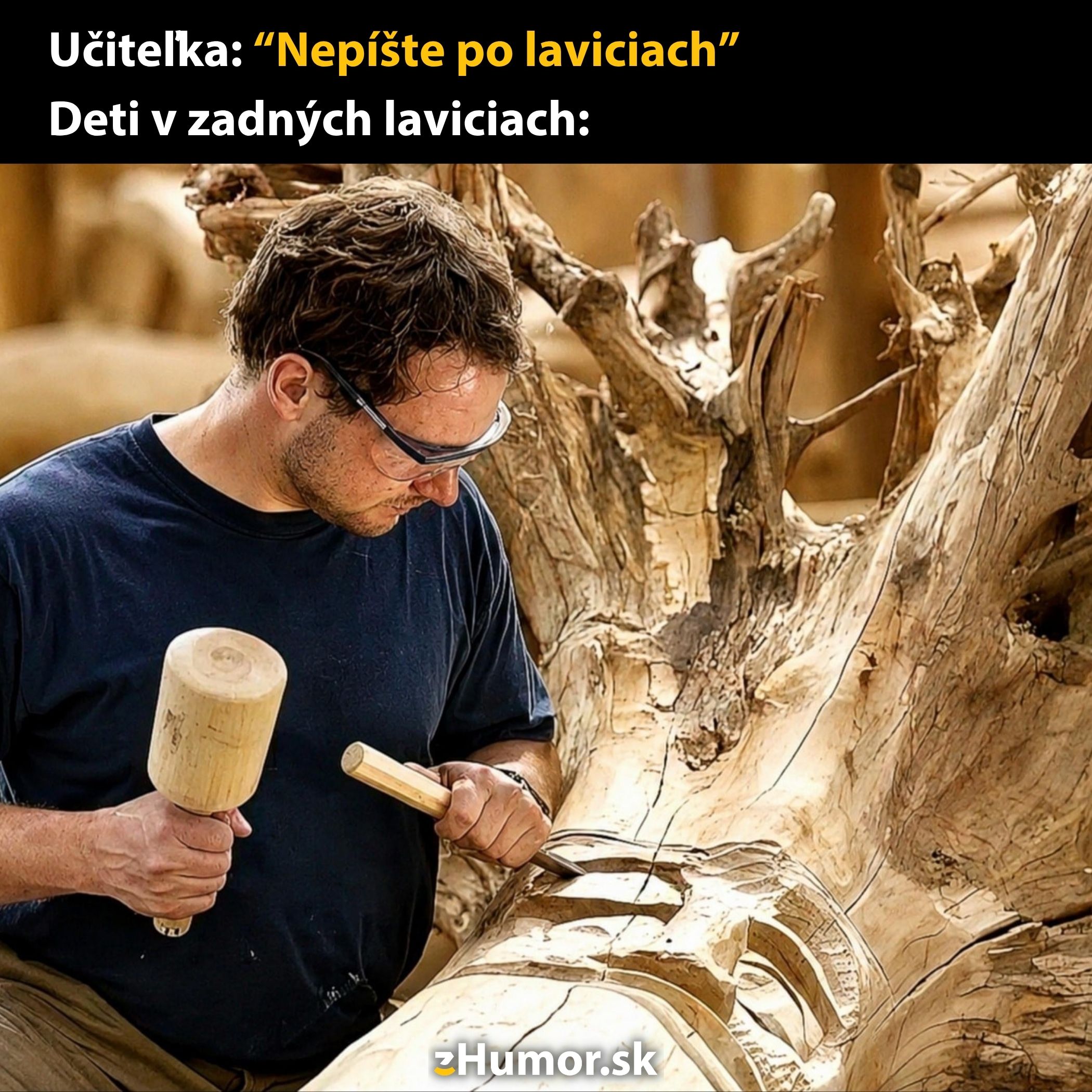 Drevorezbár sústredene pracuje na veľkom kuse dreva, obklopený prírodnou scenériou a používajúci dláto a kladivo.