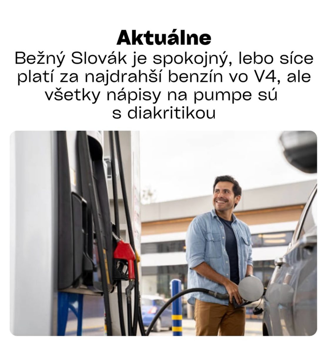 Muž tankuje auto na čerpacej stanici; je spokojný, hoci ceny benzínu sú vysoké, nápisy sú v slovenčine.