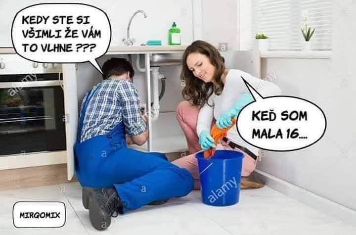 Inštalatér kontroluje únik vody pod umývadlom, žena vtipne odpovedá o vlhkosti.