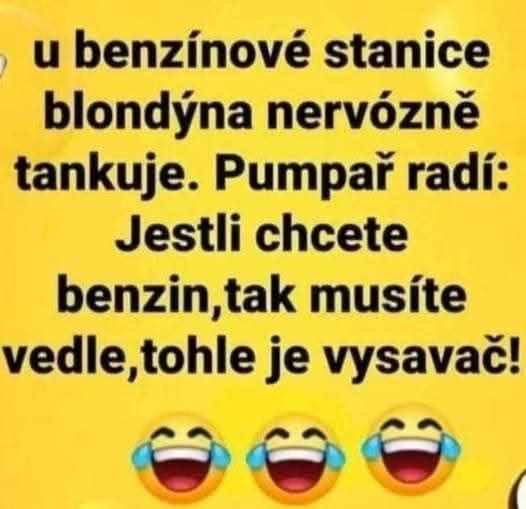 Blondína tankuje nervózne pri vysávači, pumpár radí, že benzín je vedľa. Zábavný text s emodži smiechu.