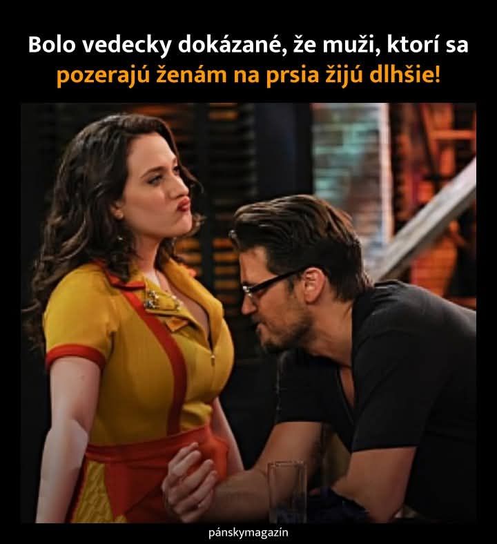 Muž vtipne pozoruje ženu na scéne zo seriálu, nápis o dlhšom živote pri pohľade na prsia.
