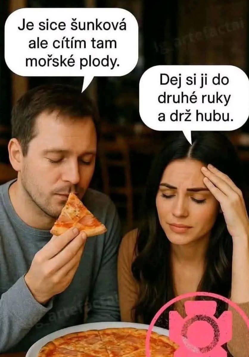 Muž drží kúsok pizze a žena vyzerá frustrovane, s textom: Je šunková, ale cítim morské plody a Dej si ji do druhé ruky.