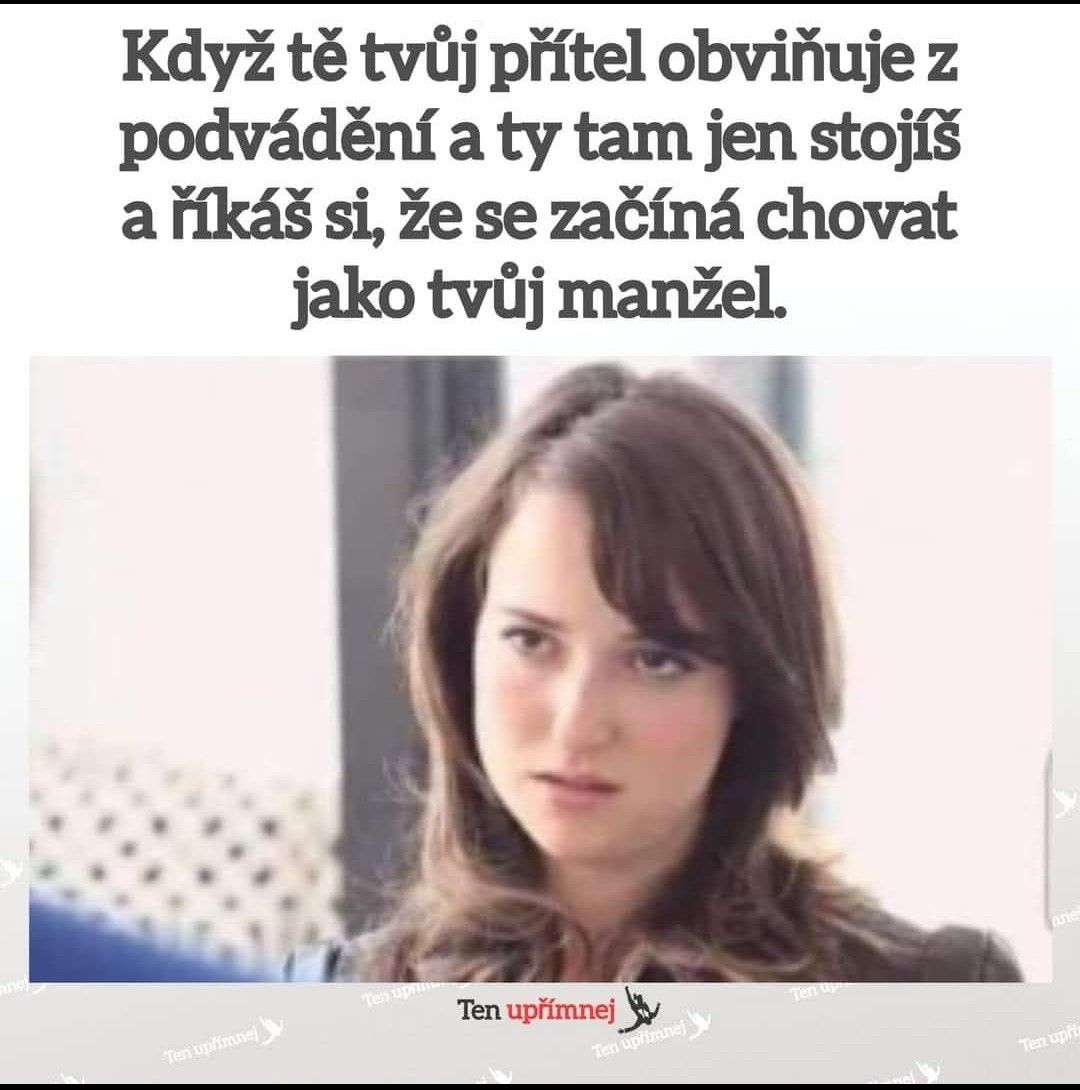 Žena zamyslene pozerá, nápis o priateľovej žiarlivosti a správaní ako manžel.